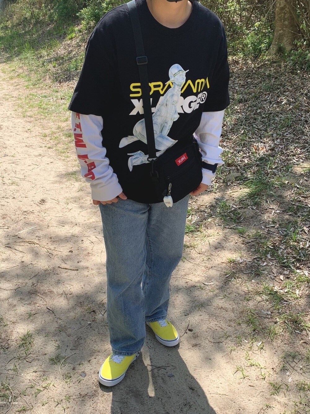 ブラック系のTシャツ/カットソー、ホワイト系のTシャツ/カットソー、ブラック系のショルダーバッグを着用したレディースの春コーディネートの1枚目の写真