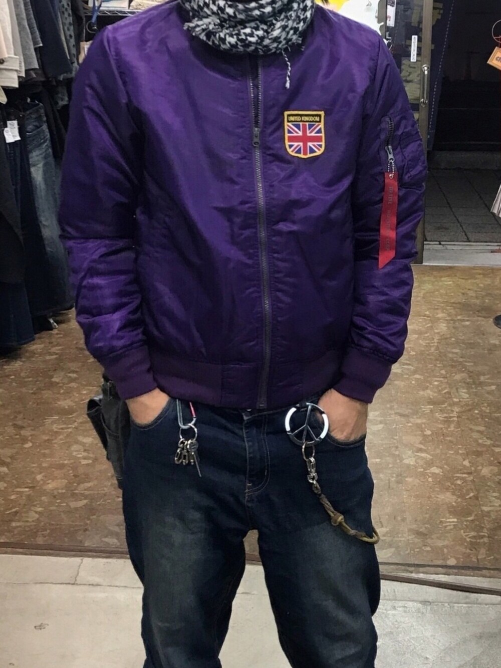「リメイク、ワッペン、MA-1、パープル、洋服のお直し屋、お洒落さんとつながりたい」｜「Re:makeのアイテム（MA-1、パープル系）」を使った、ともキングさん（メンズ・176cm）の冬コーディネートの1枚目の写真
