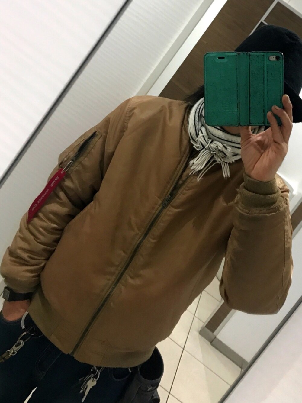 「冬コーデ、MA-1、仕事帰り、ベージュのMA_1、白マフラー」｜「ZIP FIVEのアイテム（MA-1、ベージュ系）」を使った、ともキングさん（メンズ・176cm）の冬コーディネートの1枚目の写真