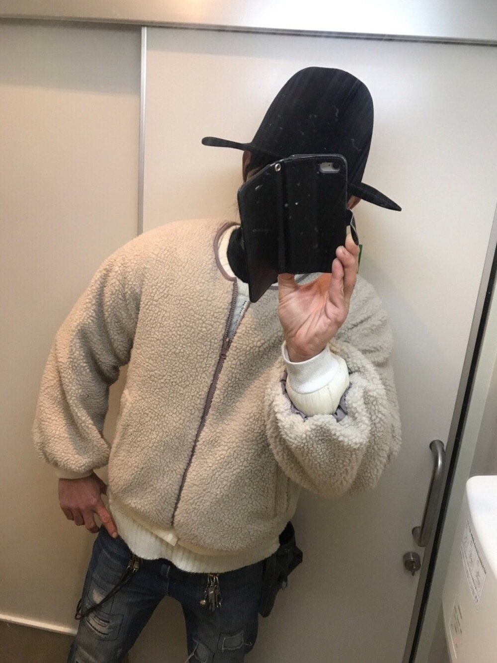 「今日のコーデ、レイヤードスタイル、ボアブルゾン、ZIP FIVE、スピンズ、タートルネックカットソー、白ニット、HARE」｜「HAREのアイテム（ハット、ブラック系）」を使った、ともキングさん（メンズ・176cm）の冬コーディネートの1枚目の写真