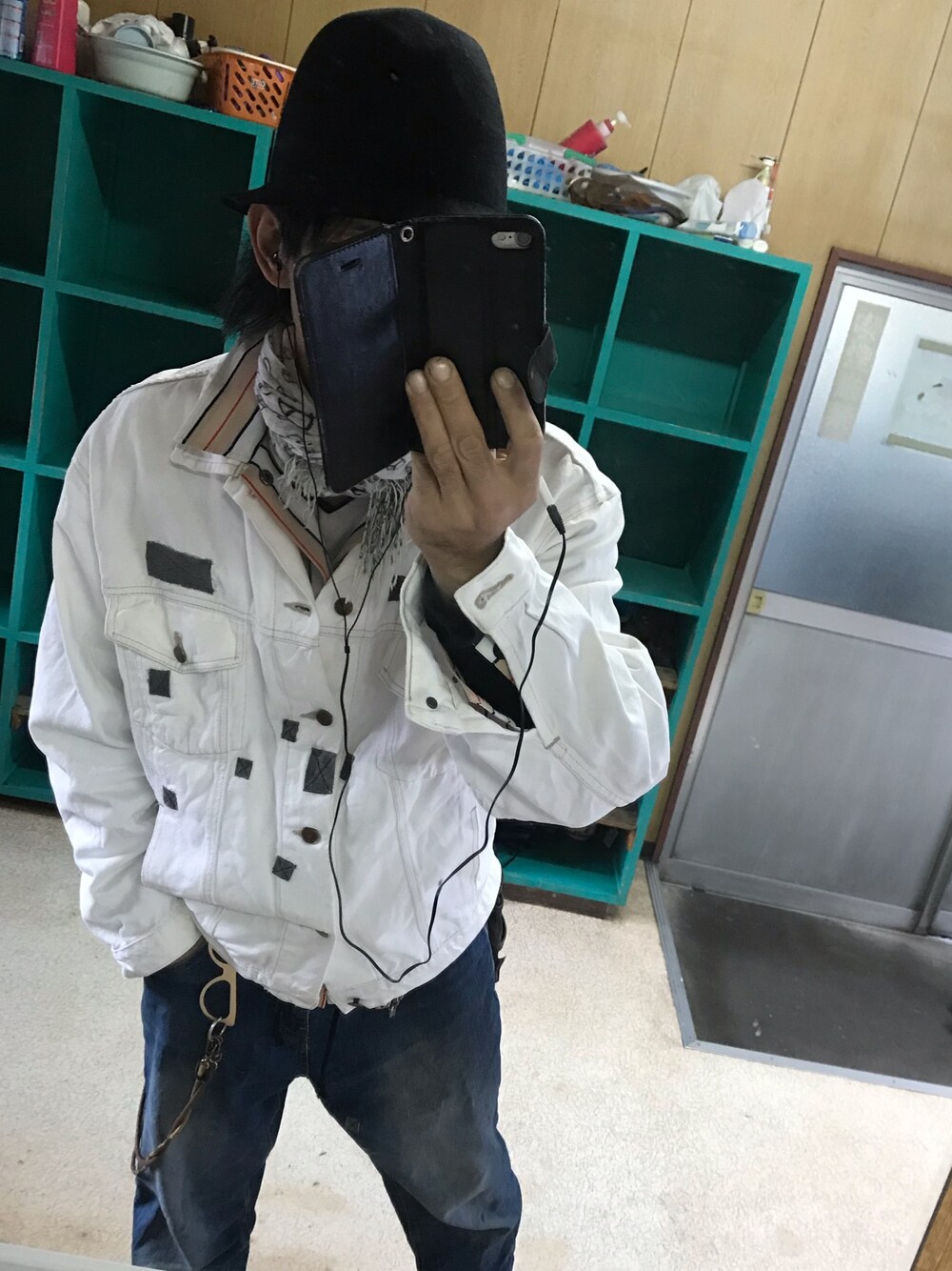 「アウターONアウター、リメイク、古着、ZIP FIVE、uesd、ホワイトGジャン、セカンドストリート、メルカリ購入品」｜「brand ?のアイテム（ストール/ショール、ホワイト系）」を使った、ともキングさん（メンズ・176cm）の秋コーディネートの1枚目の写真