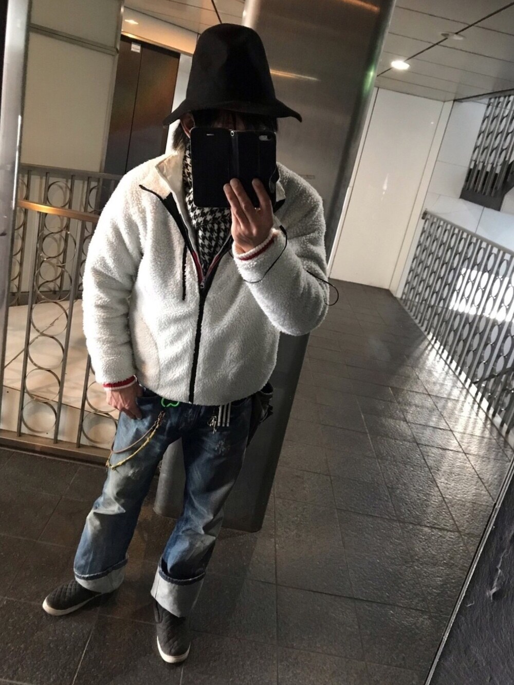 ホワイト系のブルゾン、ホワイト系のダウンジャケット/コート、ブルー系のデニムパンツを着用したメンズの冬コーディネートの1枚目の写真