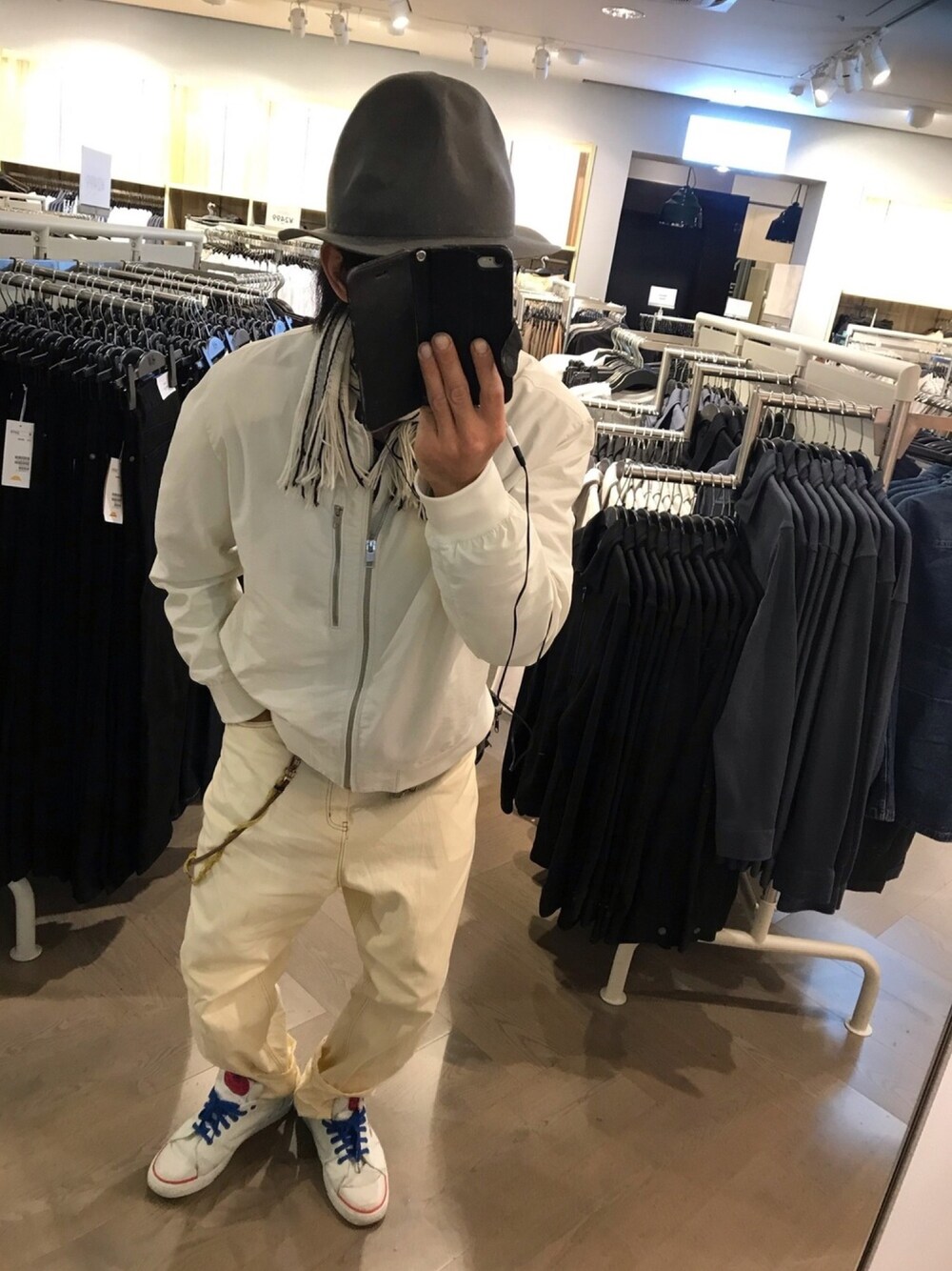 「オールホワイト、春アウター、ホワイトコーデ、ストールぐるぐる、ZIP FIVE、H&M、dunlop」｜「古着のアイテム（ハット、グレー系）」を使った、ともキングさん（メンズ・176cm）の春コーディネートの1枚目の写真