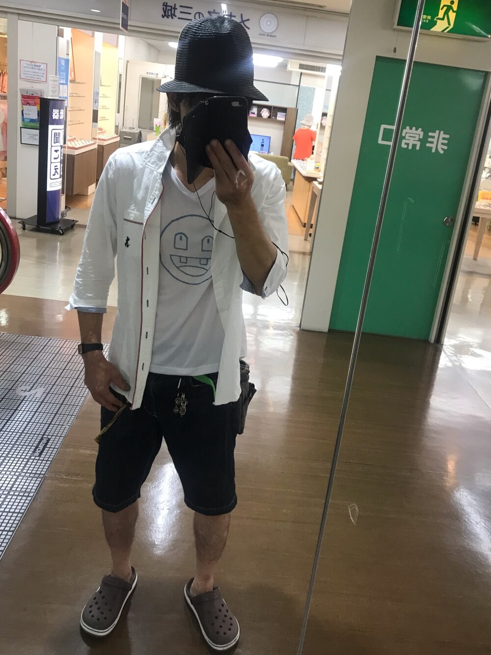 ホワイト系のシャツ/ブラウス、ホワイト系のTシャツ/カットソー、ブルー系のデニムパンツを着用したメンズの夏コーディネートの1枚目の写真