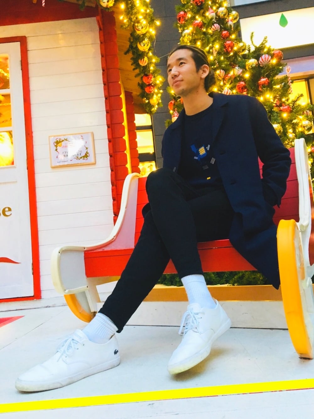 「ラコステ、LACOSTE、シンプル、シンプルコーデ、チェスターコート、ニット、カジュアル、大人カジュアル、カジュアルコーデ」｜「LACOSTEのウールブロードクロス3つボタンコート（チェスターコート、ブルー系）」を使った、SHO TONOさん（メンズ・184cm）の冬コーディネートの1枚目の写真