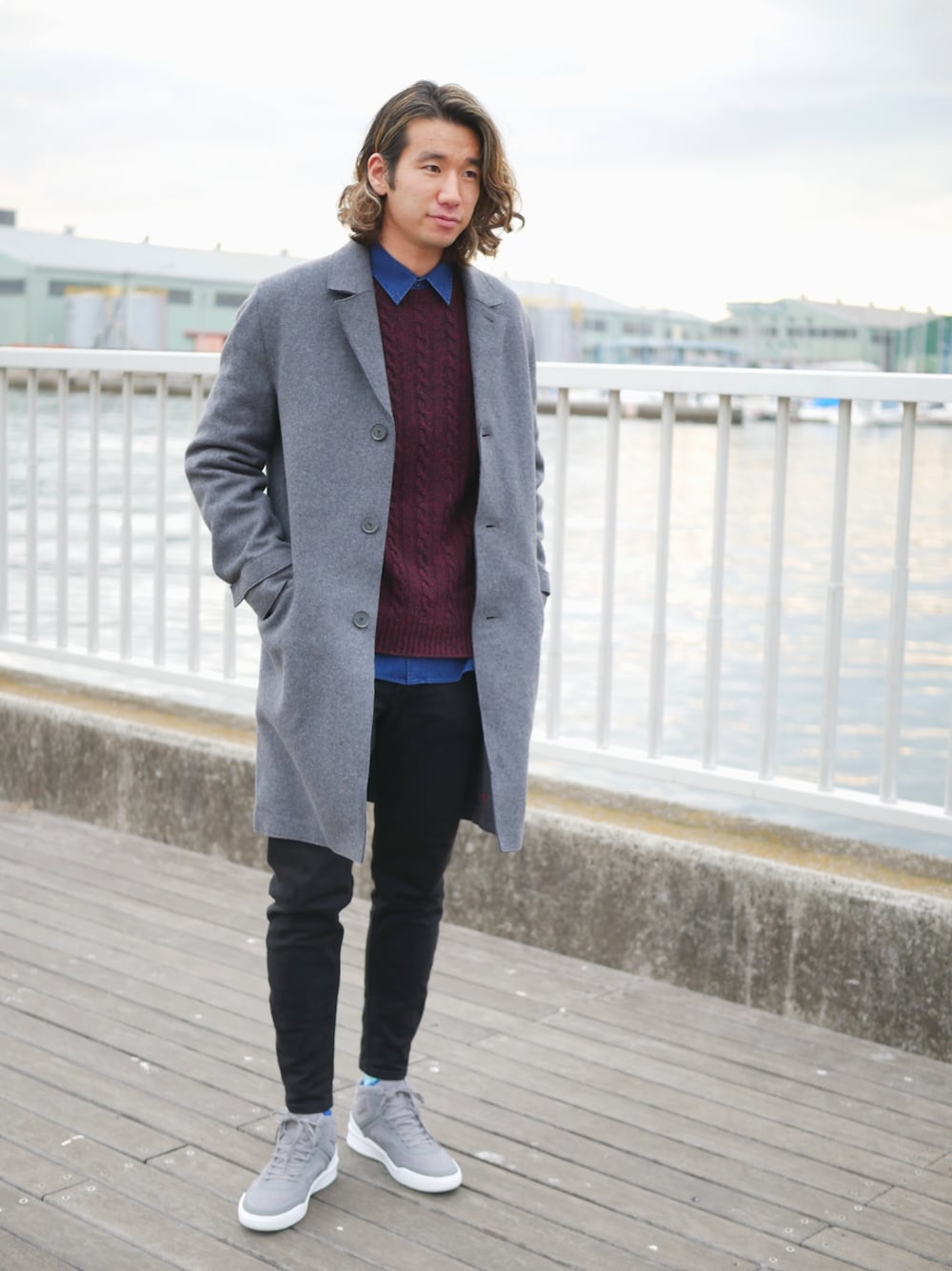 「LACOSTE、ラコステ、チェスターコート、ケーブルニット、デニムシャツ、ハイカットスニーカー、きれいめカジュアル、シンプルコーデ、シンプル、グレー」｜「LACOSTEのウールブロードクロス3つボタンコート（チェスターコート、グレー系）」を使った、SHO TONOさん（メンズ・184cm）の冬コーディネートの1枚目の写真