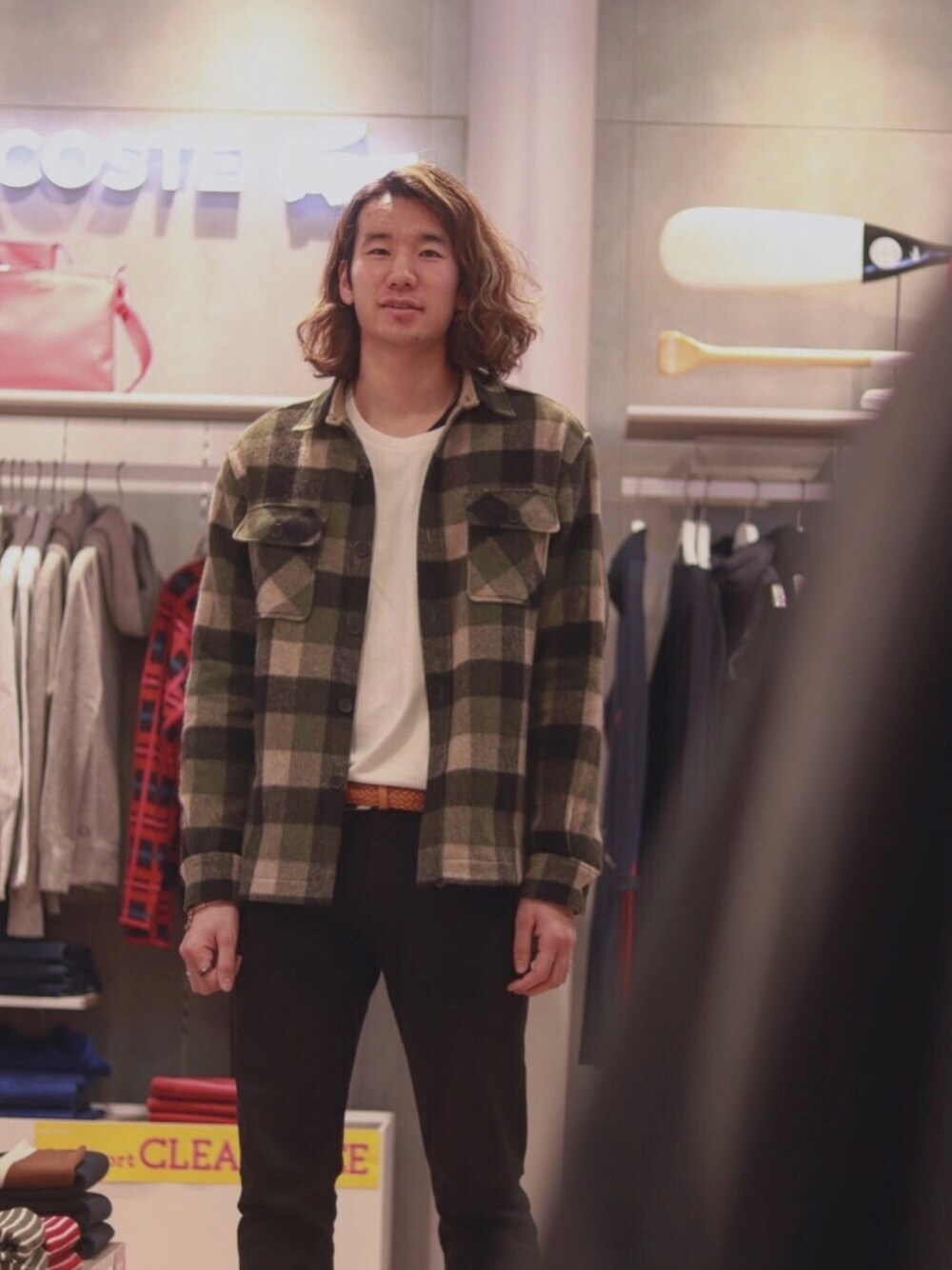 「LACOSTE、ラコステ、シンプル、ビッグシルエット、シンプルコーデ、シャツジャケット、黒スキニー、春コーデ、オーバーサイズ、タックイン」｜「LACOSTEのアイテム（ジャケット/アウター、グリーン系）」を使った、SHO TONOさん（メンズ・184cm）の冬コーディネートの1枚目の写真
