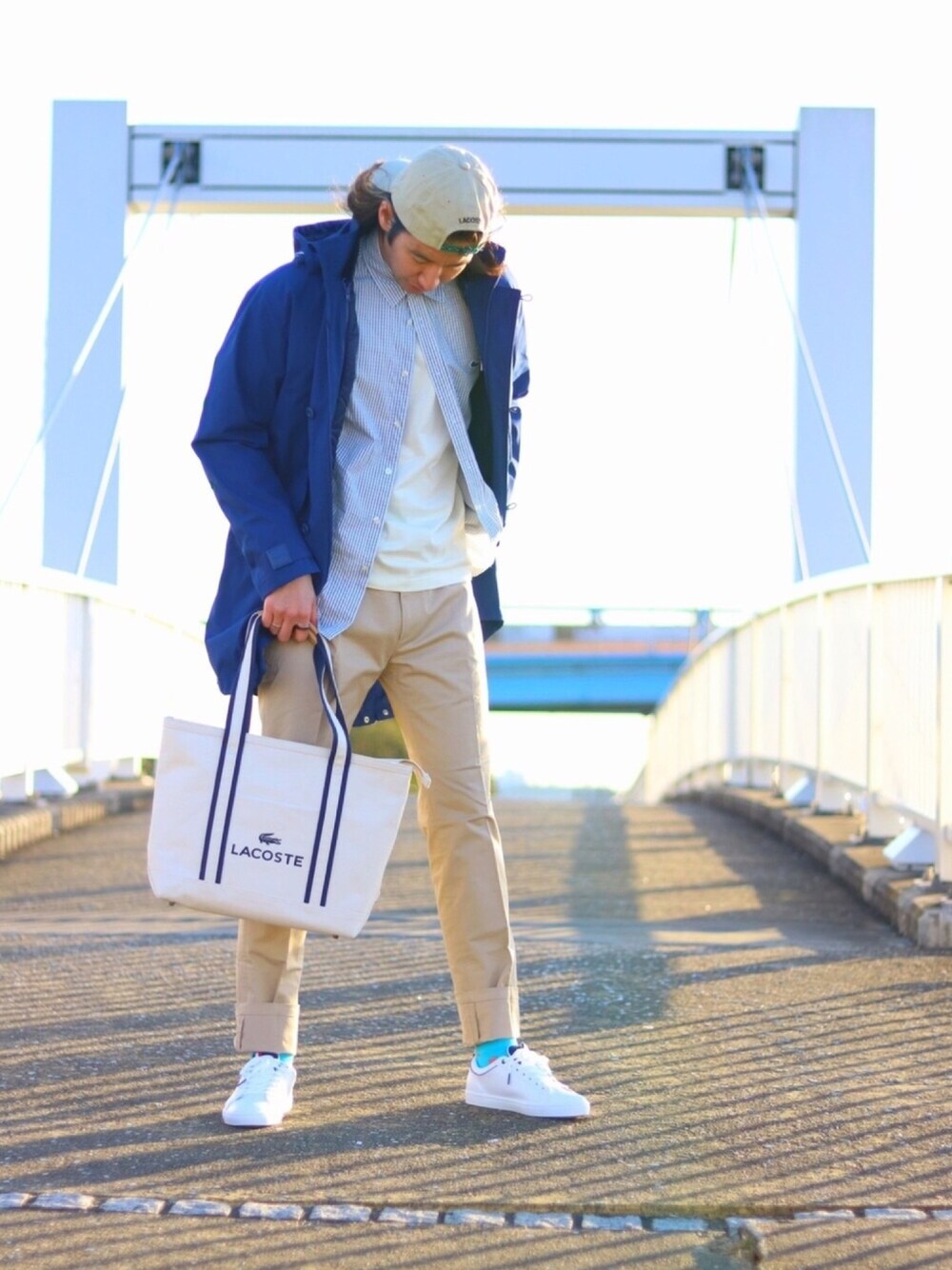 「LACOSTE、ラコステ、ロングコート、トートバッグ、キャップ、スニーカー、スポーツミックス、冬、大人カジュアル、チノパン」｜「LACOSTEの2WAY 防水性パーカーブルゾン（ブルゾン、ブルー系）」を使った、SHO TONOさん（メンズ・184cm）の冬コーディネートの1枚目の写真