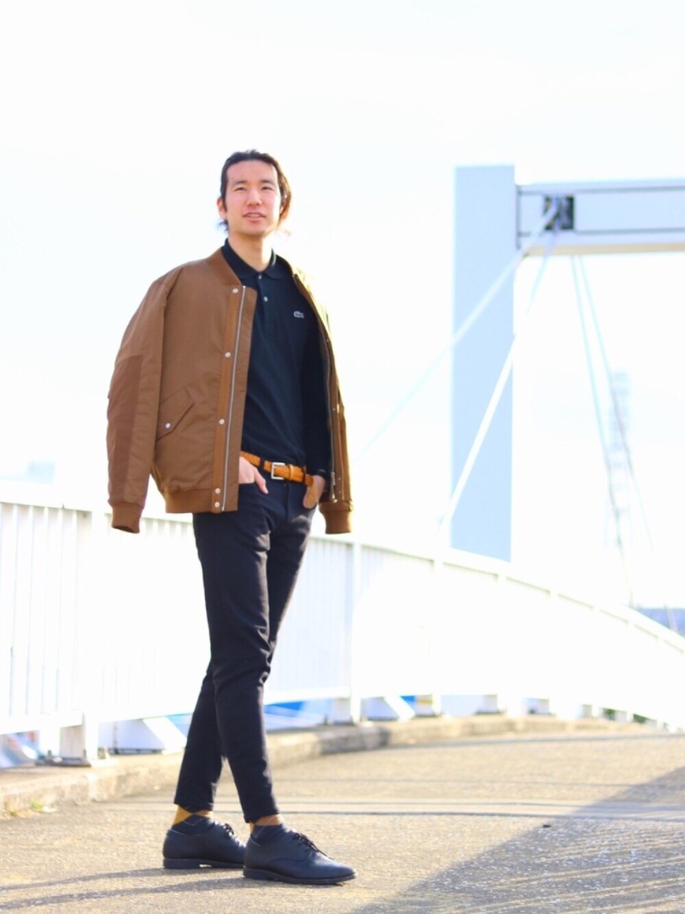 「ラコステ、LACOSTE、MA-1、ブルゾン、ブラックコーデ、スキニーデニム、ポロシャツ、冬コーデ、シンプル、タックイン」｜「LACOSTEの『L.13.12』定番長袖ポロシャツ（ポロシャツ、ブラック系）」を使った、SHO TONOさん（メンズ・184cm）の冬コーディネートの1枚目の写真
