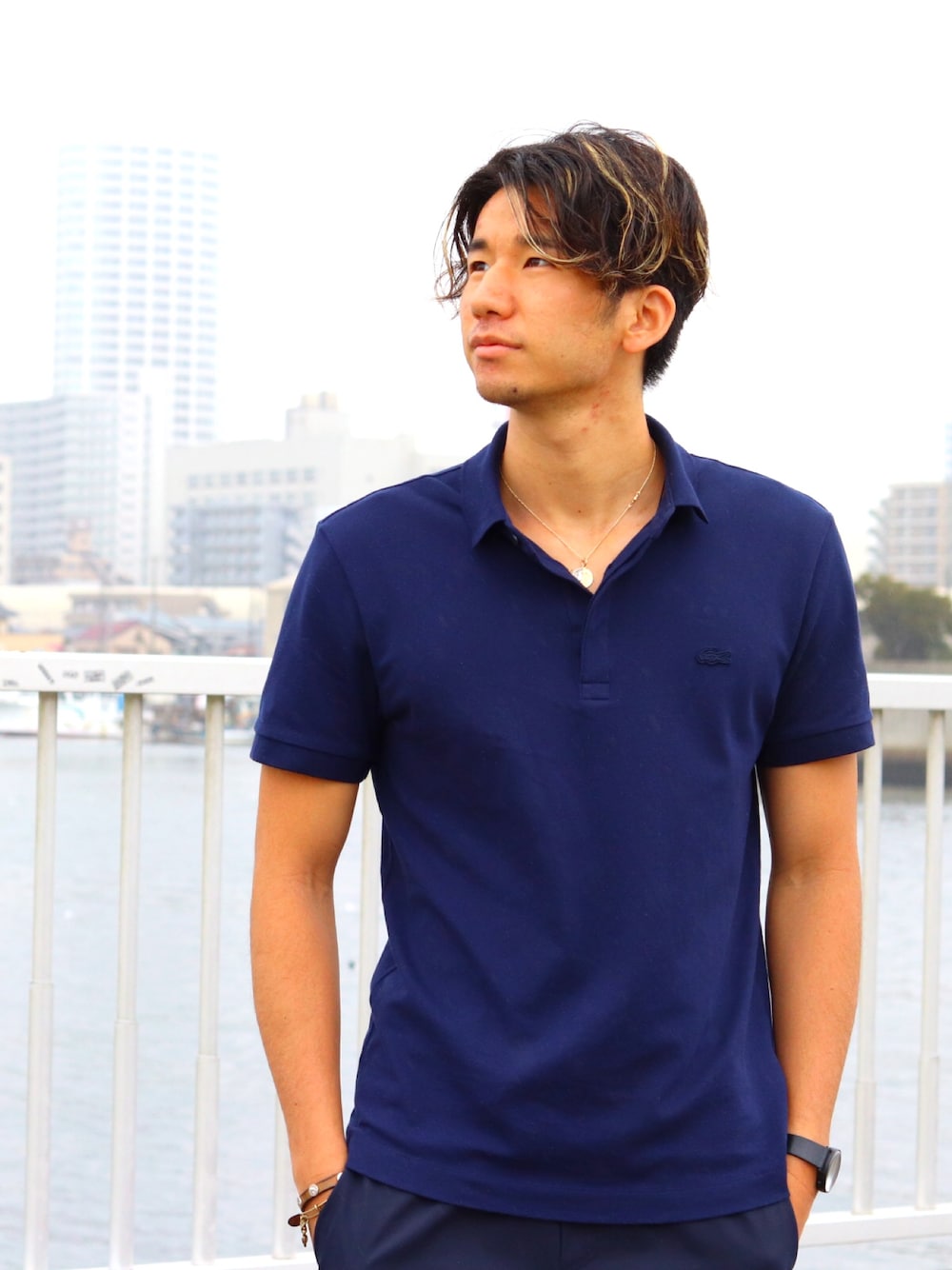 「ラコステ、LACOSTE、パリポロ、きれいめカジュアル、フレンチ、フレンチカジュアル、パリ、ネイビー、アイコニックブランド、スマートレジャー」｜「LACOSTEの『Le Paris Polo』レギュラーフィット　パリポロ（ポロシャツ、ブルー系）」を使った、SHO TONOさん（メンズ・184cm）の春コーディネートの1枚目の写真