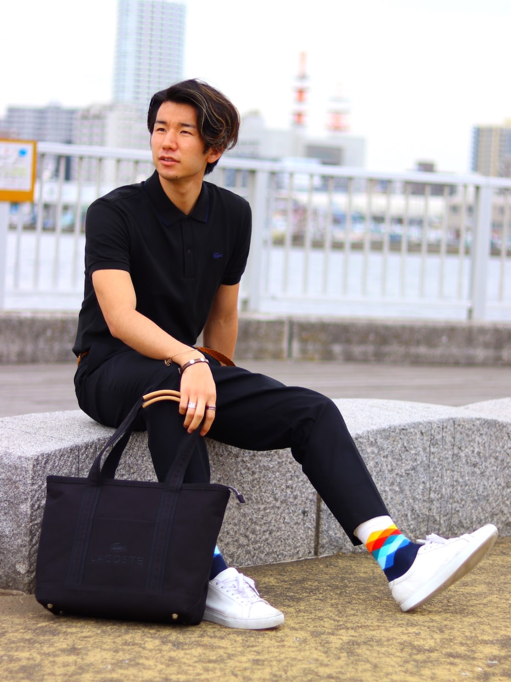「ラコステ、ラコステLIVE、LACOSTE、シンプル、夏コーデ、シンプルコーデ、夏、大人カジュアル、スニーカー」｜「LACOSTEのパイピングネック ストレッチ ポロシャツ (半袖)（ポロシャツ、ブラック系）」を使った、SHO TONOさん（メンズ・184cm）の春コーディネートの1枚目の写真