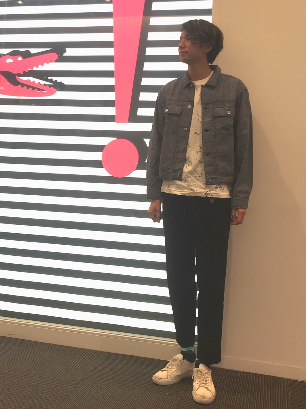 「LACOSTE、ラコステ、LACOSTEL!VE、シンプル、きれいめカジュアル、春夏コーデ、オトナカジュアル、シンプルスタイル、デニム」｜「LACOSTE L!VEの『ユニセックス』デニムアクセントシャンブレージャケット（ブルゾン、ブルー系）」を使った、SHO TONOさん（メンズ・184cm）の夏コーディネートの1枚目の写真