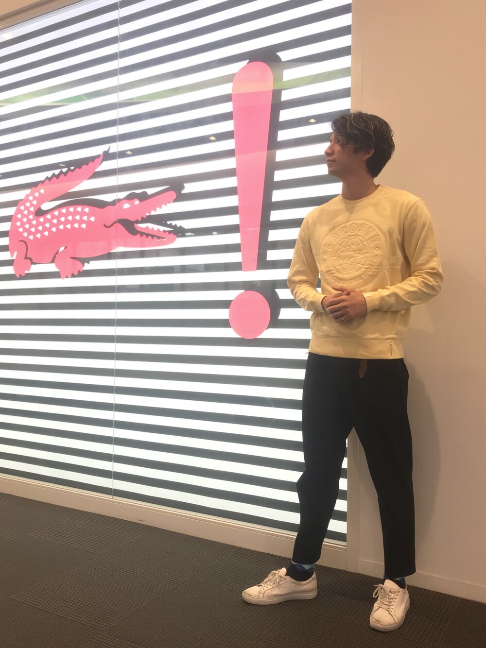 「シンプルコーデ、お洒落さんとつながりたい、オトナカジュアル、LACOSTE、LACOSTEL!VE、ラコステ」｜「LACOSTE L!VEの『ユニセックス』ロゴデザインスウェットシャツ（スウェット、イエロー系）」を使った、SHO TONOさん（メンズ・184cm）の夏コーディネートの1枚目の写真