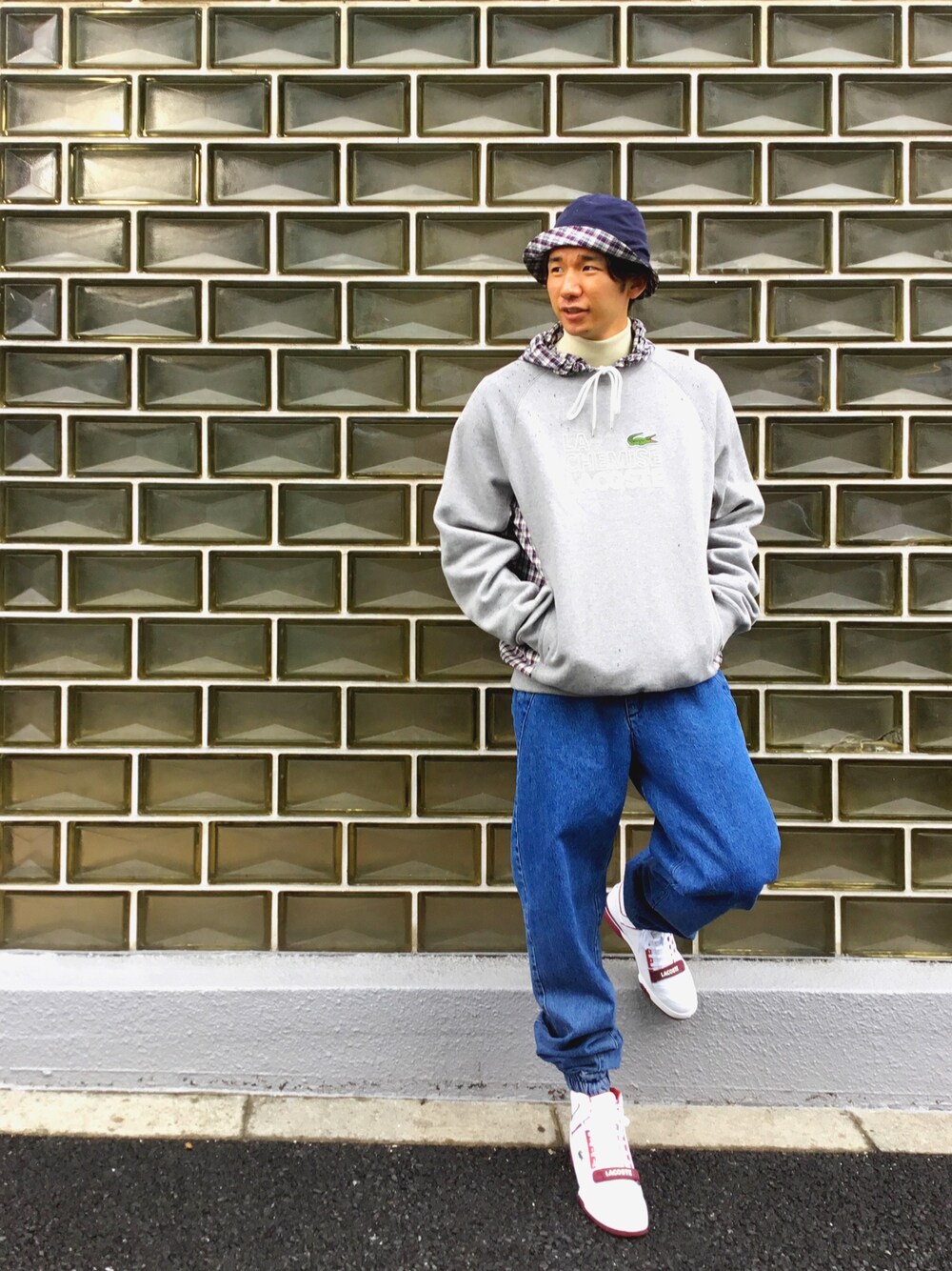 「ラコステ、LACOSTE、ビッグシルエット、ストリート、スニーカー、パーカー、タートルネック、ストリート系」｜「LACOSTEのアイテム（パーカー、グレー系）」を使った、SHO TONOさん（メンズ・184cm）の秋コーディネートの1枚目の写真
