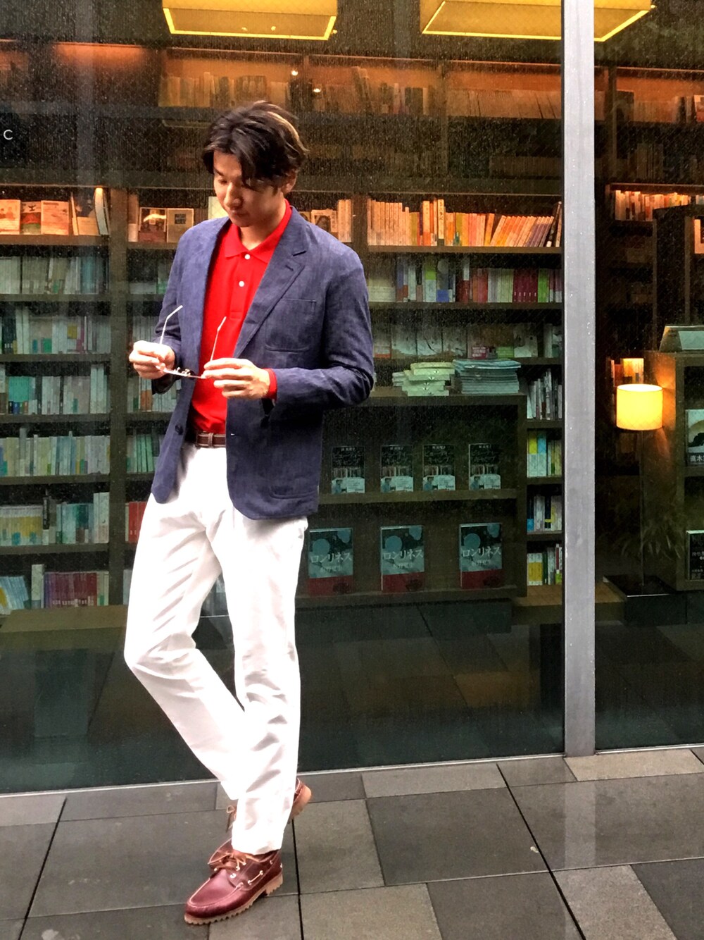 「LACOSTE、ラコステ、秋冬、ジャケット、タックイン、ポロシャツ、シンプルコーデ、きれいめカジュアル」｜「LACOSTEのデニムラペルジャケット（テーラードジャケット、ブルー系）」を使った、SHO TONOさん（メンズ・184cm）の秋コーディネートの1枚目の写真