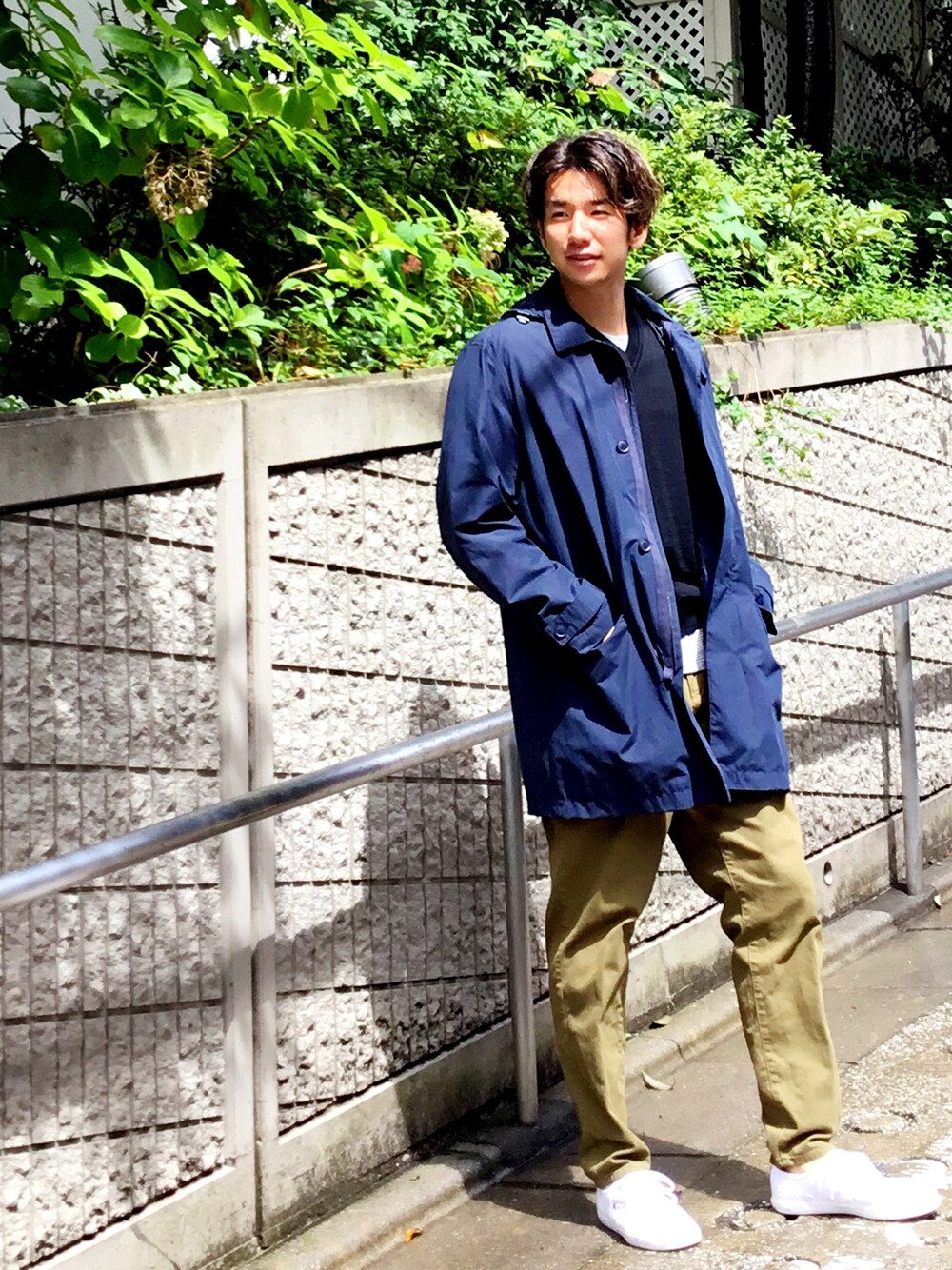 「シンプルコーデ、オトナカジュアル、きれいめカジュアル、カジュアルコーデ、Vネック、ニット、LACOSTE、ラコステ」｜「LACOSTEの着脱式ライニング付きレインコート（ステンカラーコート、ブルー系）」を使った、SHO TONOさん（メンズ・184cm）の冬コーディネートの1枚目の写真