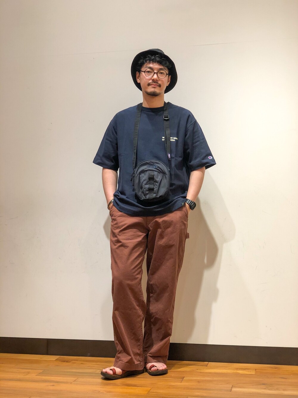 「オーバーサイズ、リラックススタイル、大人カジュアル、休日スタイル、バケットハット、ノースフェイスパープルレーベル、ブラウン、アウトドアスタイル」｜「THE NORTH FACE PURPLE LABELの【THE NORTH FACE PURPLE RABEL/ノースフェイスパープルレーベル】CORDURA Nylon Shoulder Pouch（ショルダーバッグ、ブルー系）」を使った、takuさん（メンズ・178cm）の春コーディネートの1枚目の写真