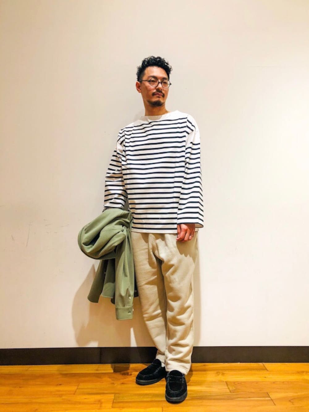 「シンプル、大人カジュアル、オーバーサイズ、ローファー、白パンツ、革靴、ボーダー、スウェット、マリン」｜「URBAN RESEARCHのリラックスボートネックボーダーロングスリーブ（Tシャツ/カットソー、ブルー系）」を使った、takuさん（メンズ・178cm）の冬コーディネートの1枚目の写真
