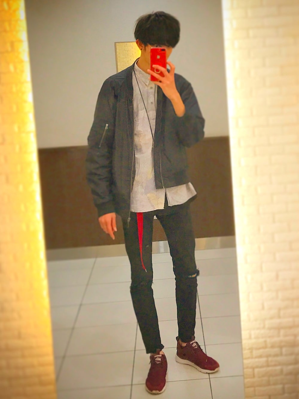 「総柄シャツ、総柄、MA-1、黒スキニー、紫シャツ、古着、reebok、エンジ色、マッシュ、高身長」｜「ReebokのFURYLITE SP（スニーカー、レッド系）」を使った、ぞーりさん（メンズ・190cm）の春コーディネートの1枚目の写真