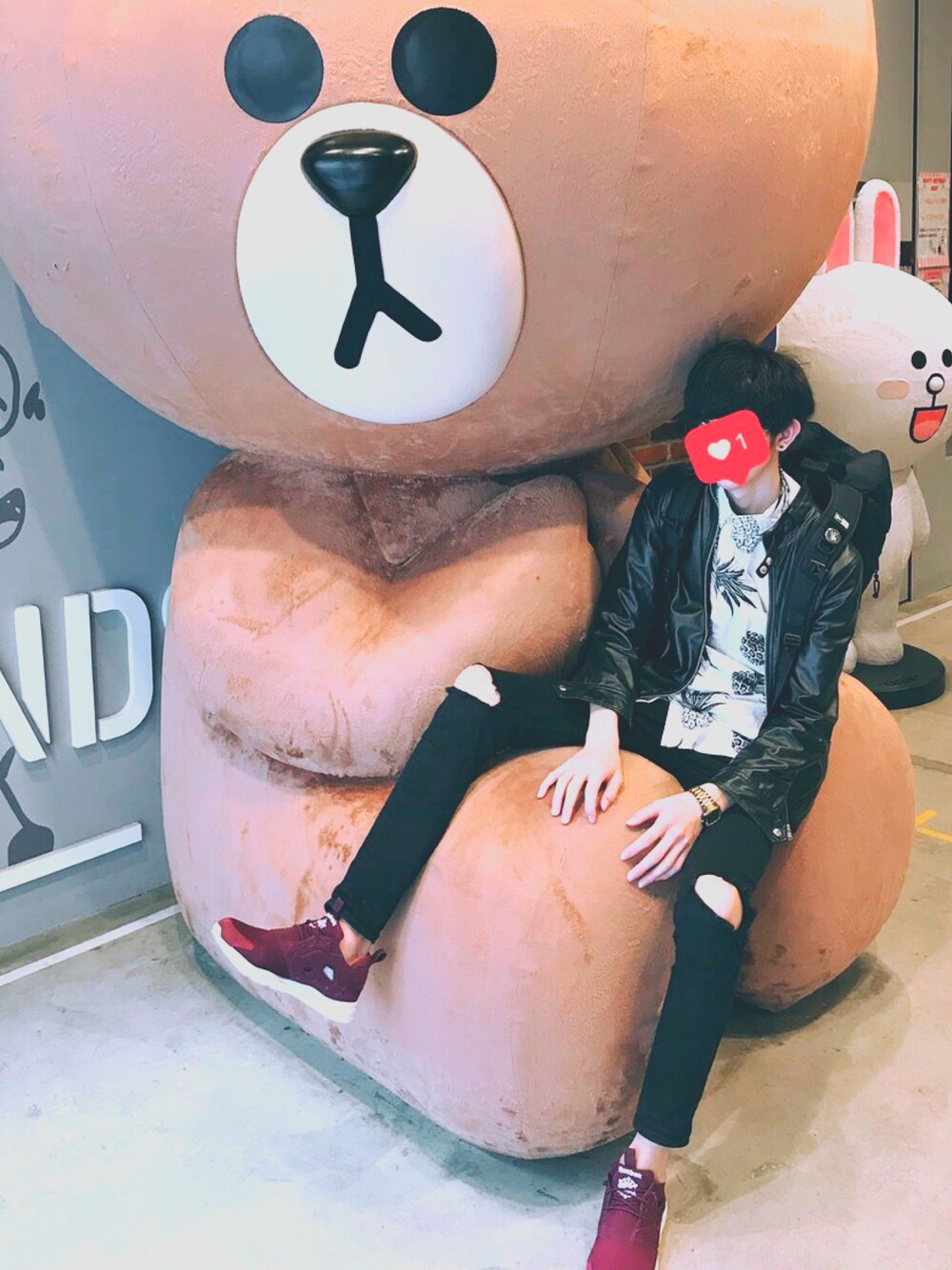 「きれいめカジュアル、総柄シャツ、総柄、レザージャケット、ライダース、ライダースジャケット、ダメージスキニー、黒スキニー、reebok、高身長」｜「H&Mのアイテム（シャツ/ブラウス、ホワイト系）」を使った、ぞーりさん（メンズ・190cm）の春コーディネートの1枚目の写真