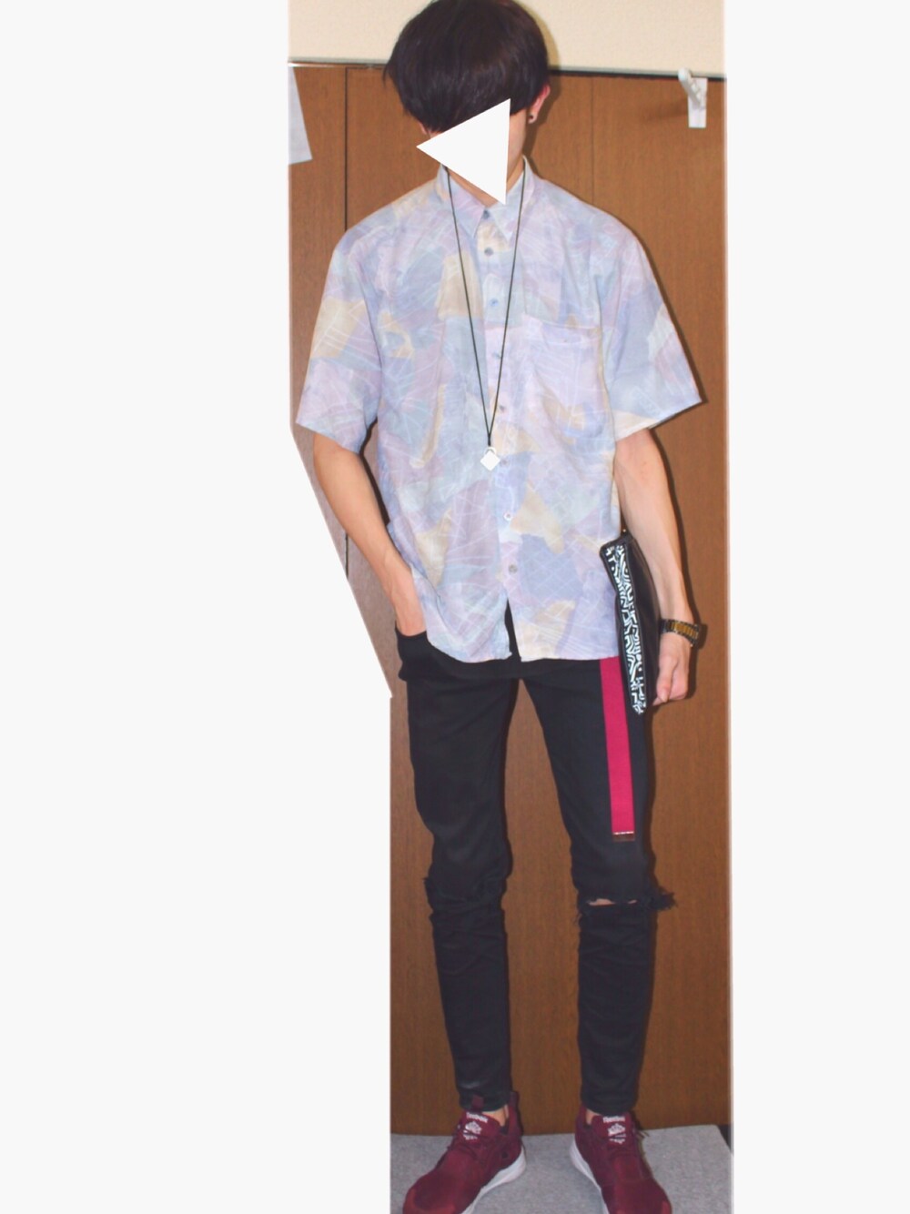 「古着、柄シャツ、総柄、総柄シャツ、黒スキニー、reebok、紫」｜「ReebokのFURYLITE SP（スニーカー、レッド系）」を使った、ぞーりさん（メンズ・190cm）の春コーディネートの1枚目の写真