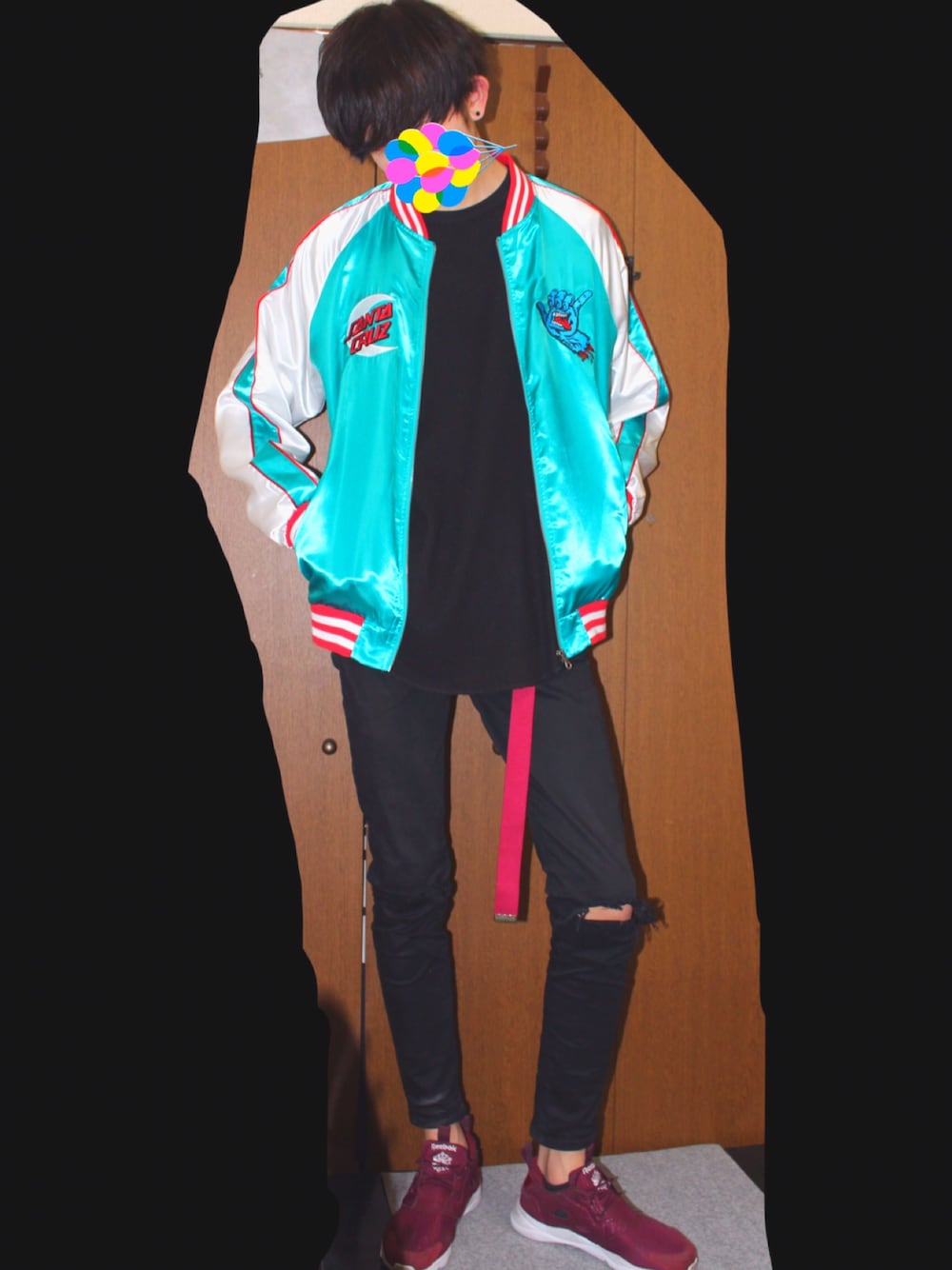 「スカジャン、派手、水色、santacruz、サンタクルーズ、reebok、黒スキニー、黒Tシャツ」｜「ReebokのFURYLITE SP（スニーカー、レッド系）」を使った、ぞーりさん（メンズ・190cm）の春コーディネートの1枚目の写真