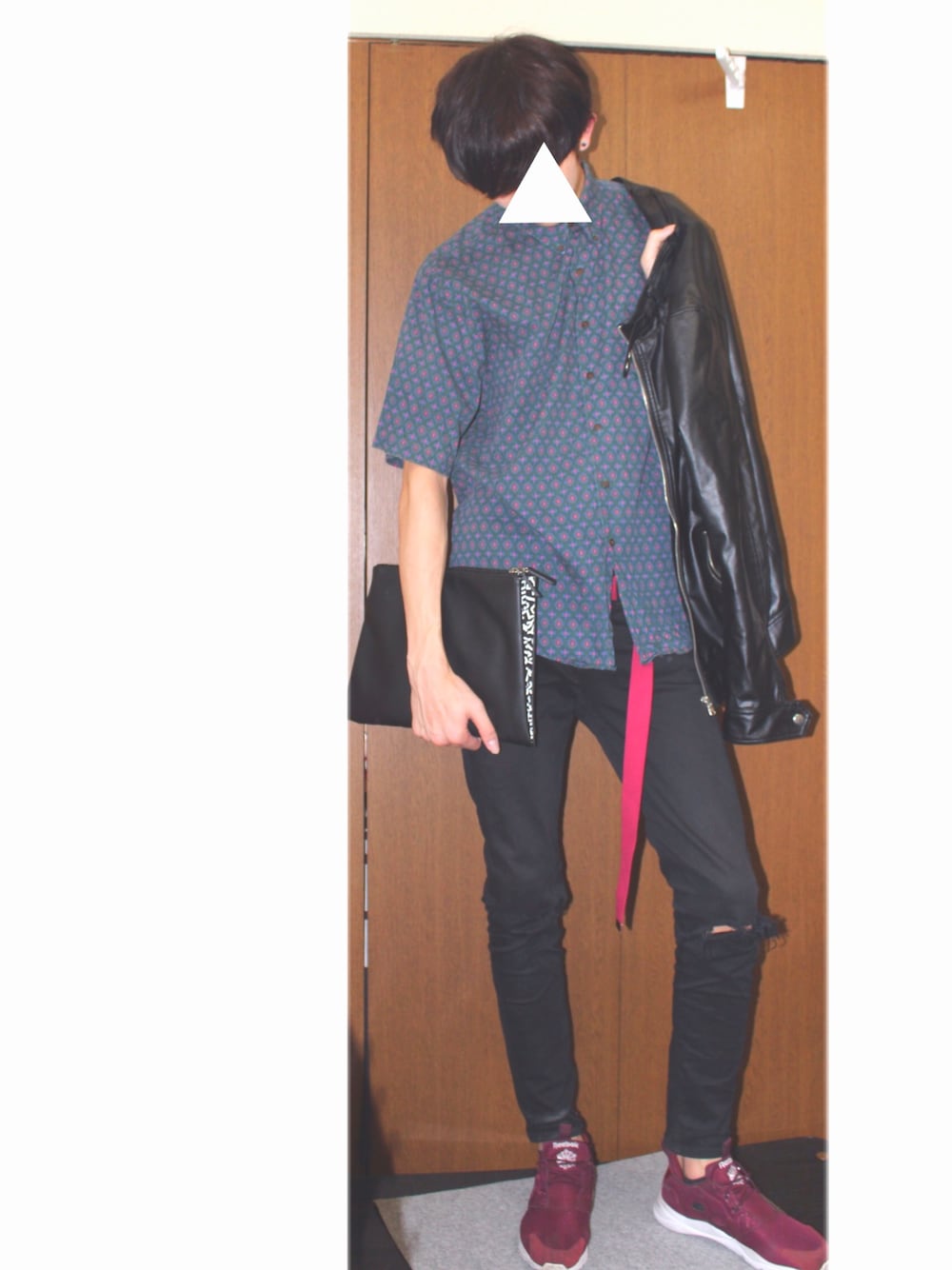 「シンプル、柄シャツ、柄コーデ、総柄、緑、青、黒スキニー、クラッチバッグ、reebok」｜「古着のアイテム（シャツ/ブラウス、ブルー系）」を使った、ぞーりさん（メンズ・190cm）の春コーディネートの1枚目の写真