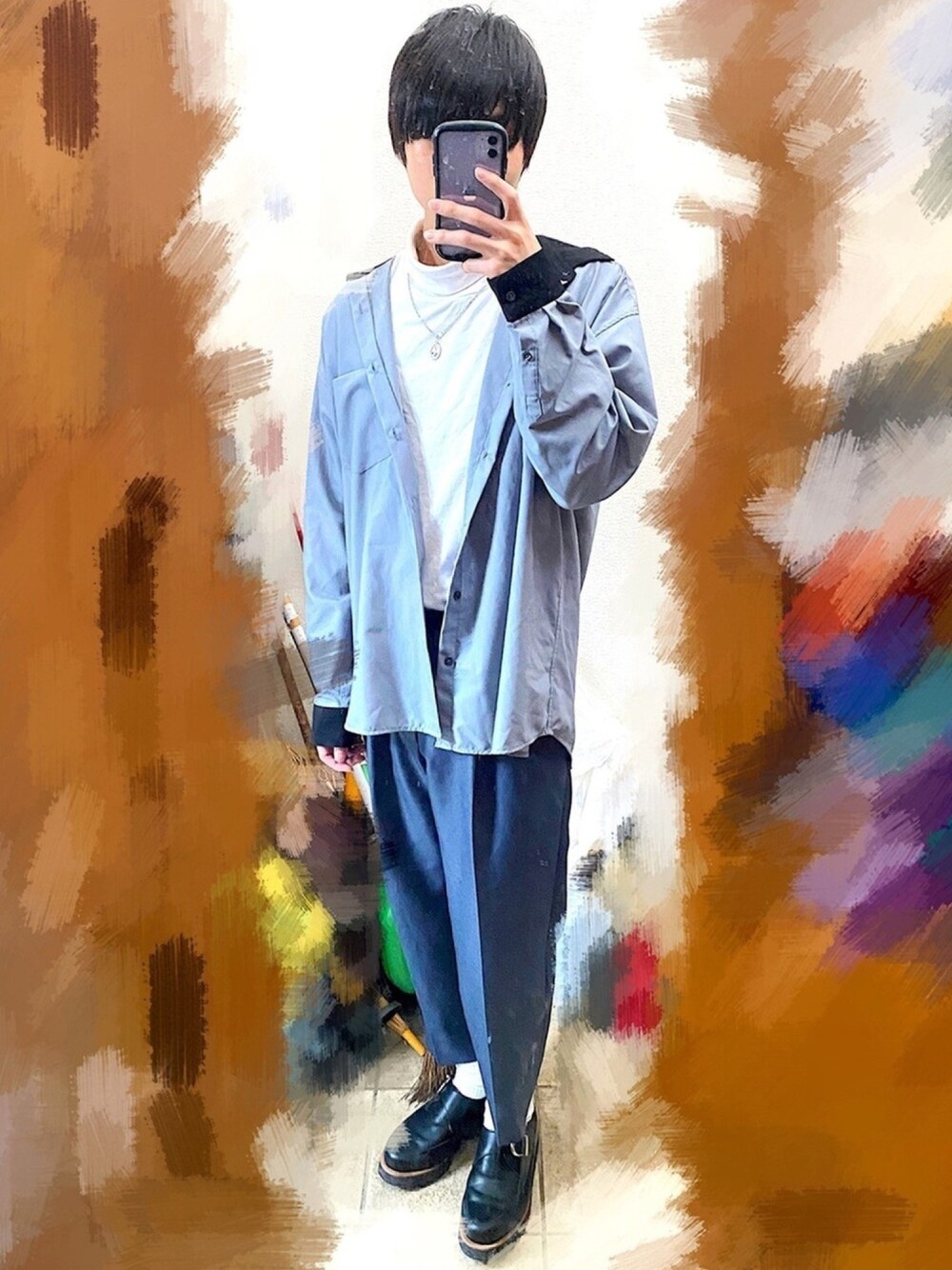 ブルー系のシャツ/ブラウス、ホワイト系のTシャツ/カットソー、ブルー系のセットアップを着用したメンズの春コーディネートの1枚目の写真