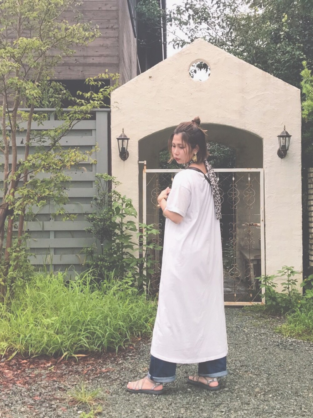 「阿蘇#waleet#ワンピース#デニム」｜「earth music&ecologyのレオパード柄ナロースカーフ（ストール/ショール、ベージュ系）」を使った、ちゃんまいさん（レディース・165cm）の秋コーディネートの1枚目の写真