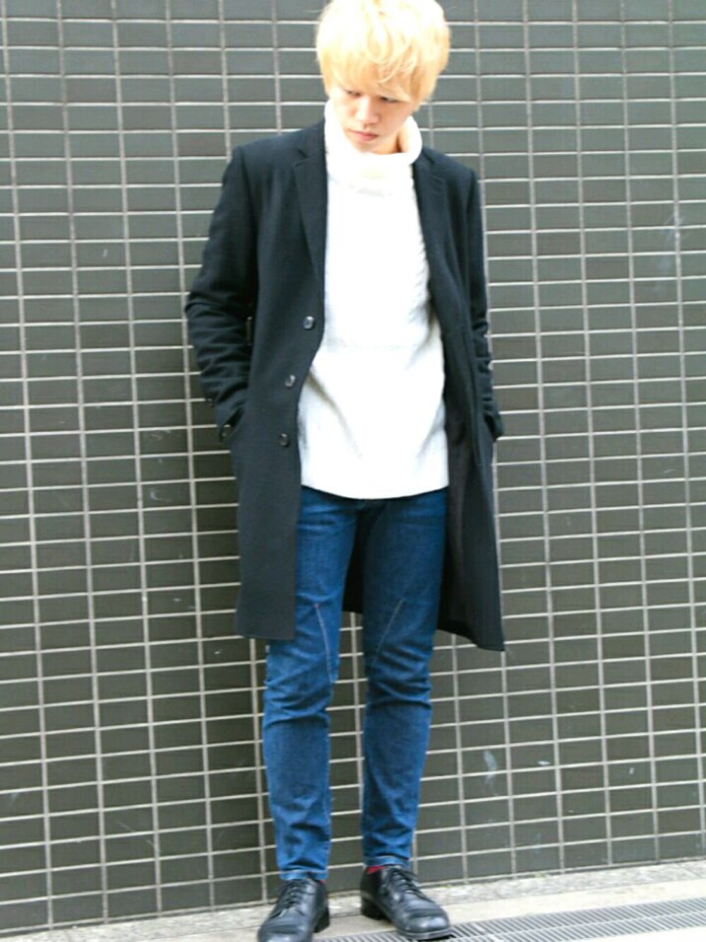 「黒、スキニーパンツ、美容師、ootd、デート、モード、キレイめ、大阪、チェスターコート、タートルネック」｜「WEGOのアイテム（ニット/セーター、ホワイト系）」を使った、湊 慎治 PERCUT 美容師さん（メンズ・170cm）の冬コーディネートの1枚目の写真