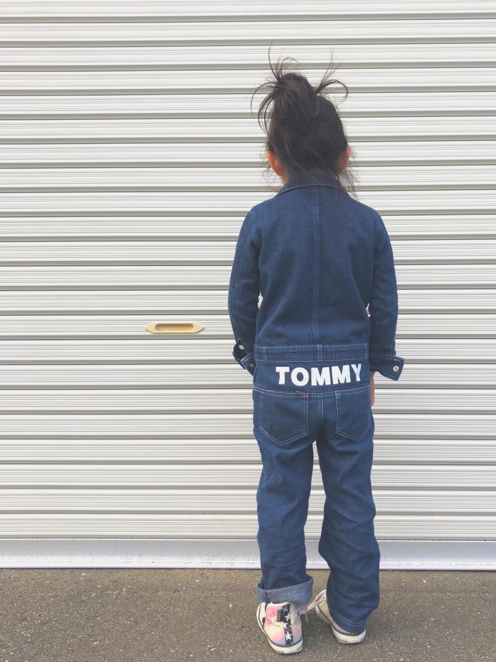 「キッズコーデ、オールインワン、おんなのこコーデ、コンバース、トミーヒルフィガー、カジュアルコーデ」｜「TOMMY HILFIGERのアイテム（つなぎ/オールインワン、ブルー系）」を使った、UMEchanさん（キッズ・100cm）の秋コーディネートの1枚目の写真