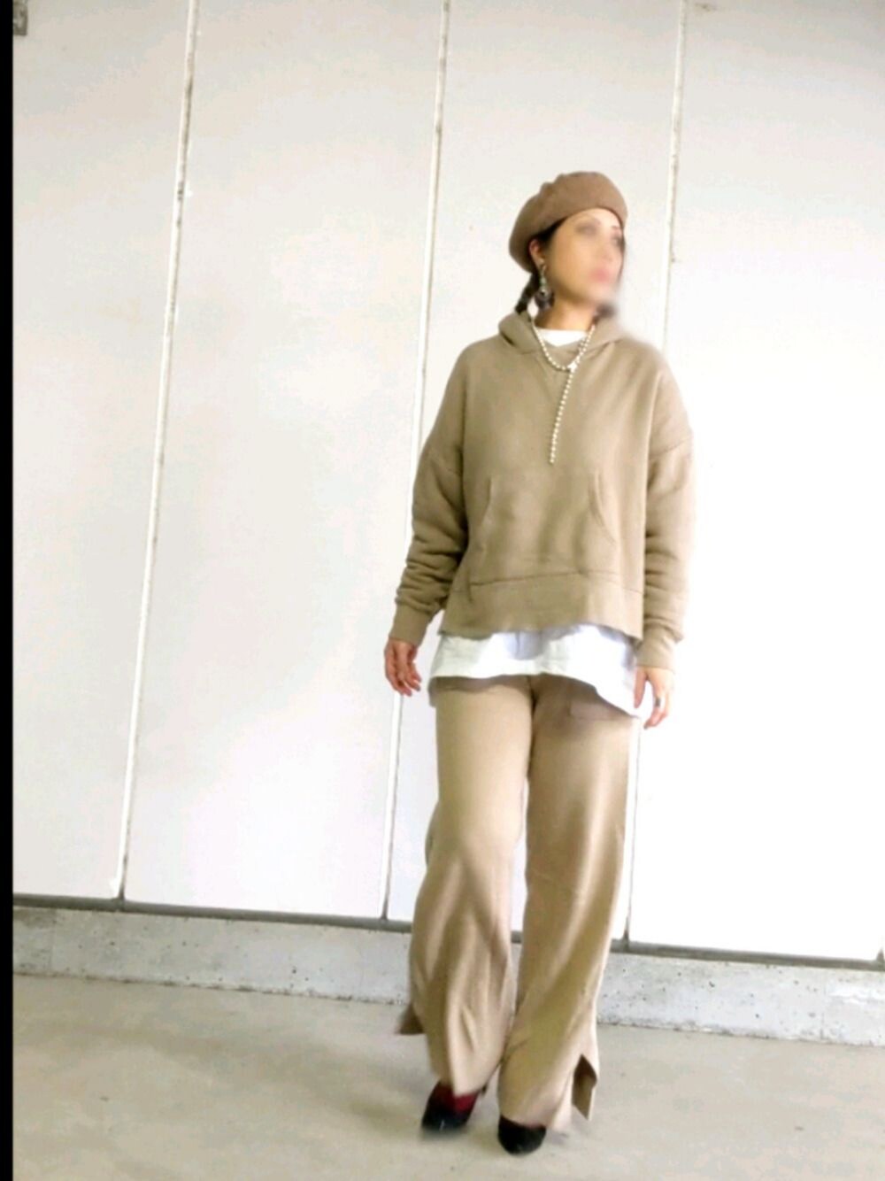 「モカ、大人カジュアル、休日スタイル、パンプス×靴下、ベレー帽、ワントーン、ロンT、アクセじゃら付け、ボールチェーン」｜「niko and...のオリジナルAWカラーベレー（ハンチング/ベレー帽、ベージュ系）」を使った、yumi☆さん（レディース・159cm）の秋コーディネートの1枚目の写真