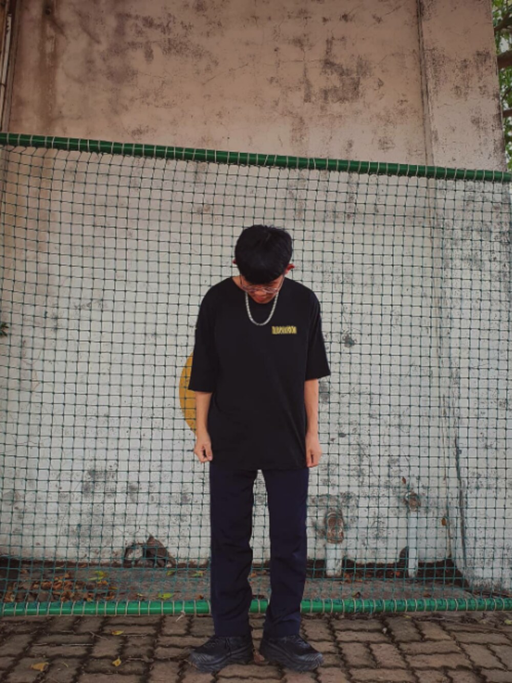 「school」｜「no brandのアイテム（Tシャツ/カットソー、ブラック系）」を使った、stanley🇹🇼さん（メンズ・168cm）の冬コーディネートの1枚目の写真
