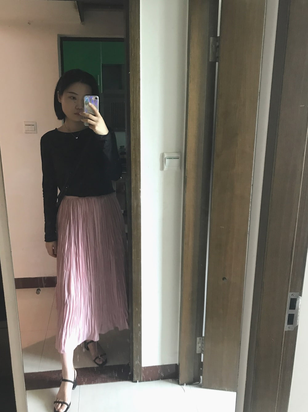 ブラック系のサンダルを着用したレディースの夏コーディネートの1枚目の写真