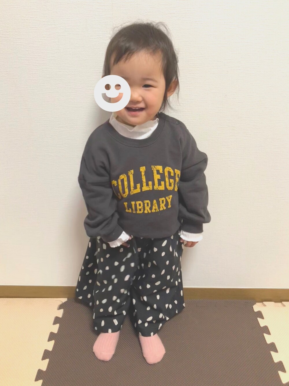 「カジュアルコーデ、女の子コーデ、ドット、1歳、フリルトップス」｜「CIAOPANIC TYPYのリブメロウTee（Tシャツ/カットソー、ホワイト系）」を使った、riiさん（キッズ・70cm）の冬コーディネートの1枚目の写真