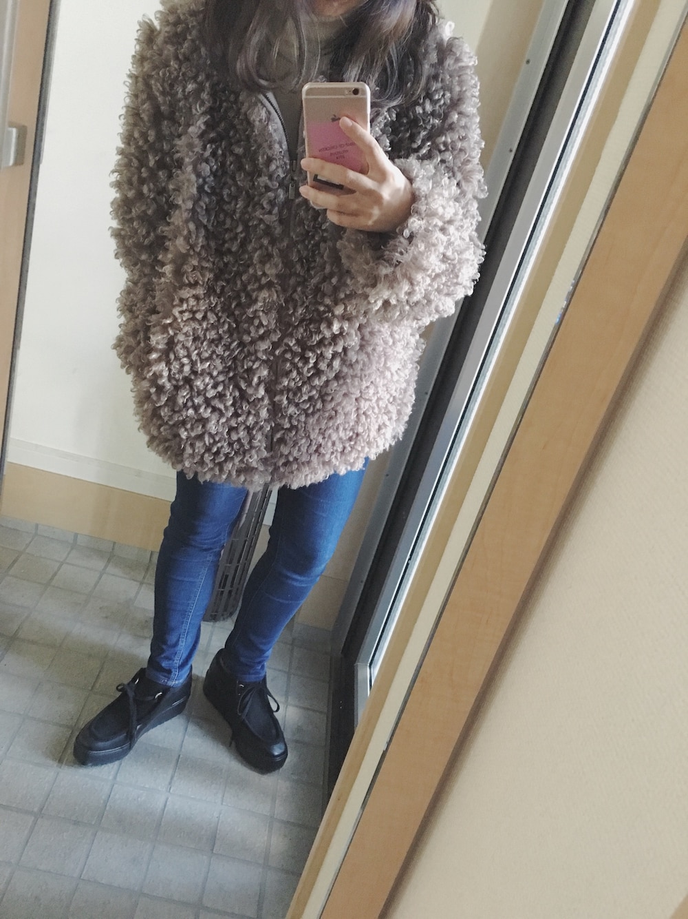 「outfit、デニム、ohotoro、mcmcouter、厚底シューズ、スキニーデニム、スキニー、スキニーパンツ」｜「OHOTOROのアイテム（ジャケット/アウター、ブラウン系）」を使った、haruさん（レディース・150cm）の冬コーディネートの1枚目の写真