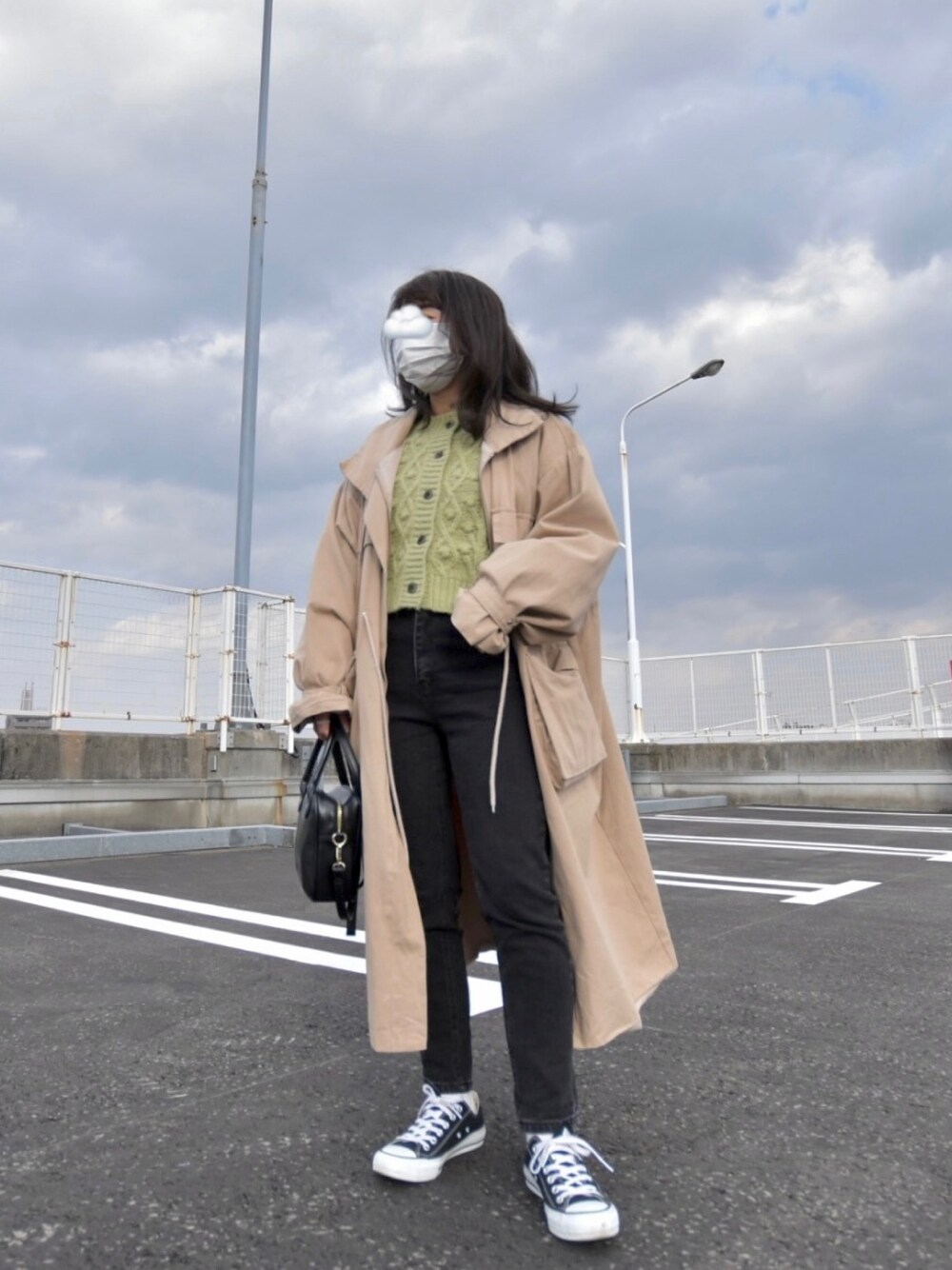 「休日スタイル、大人カジュアル、春色、パンツコーデ、低身長、ボリューム袖、ベージュ、デニムパンツ、スニーカー、ミニバッグ」｜「DHOLICのベルト付ジップアップジャケット（その他アウター、ベージュ系）」を使った、haruさん（レディース・150cm）の冬コーディネートの1枚目の写真