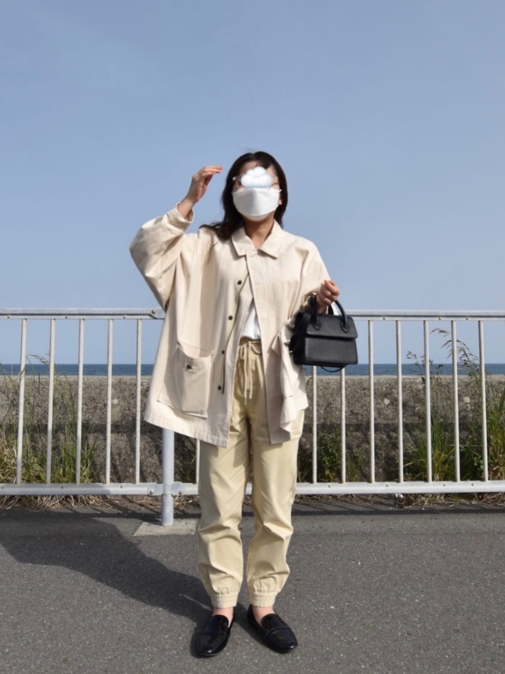 「大人カジュアル、カジュアルコーデ、パンツスタイル、低身長コーデ、ベージュ、ジョガーパンツ、オーバーサイズ、ローファー、ミニバッグ、伊達メガネ」｜「OHOTOROのアイテム（ミリタリージャケット、ホワイト系）」を使った、haruさん（レディース・150cm）の春コーディネートの1枚目の写真