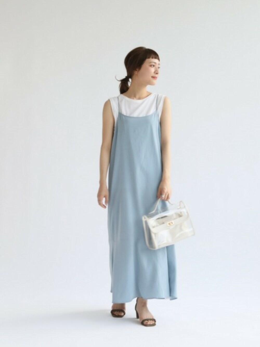 ブルー系のワンピース、ベージュ系のサンダルを着用したレディースの春コーディネートの1枚目の写真