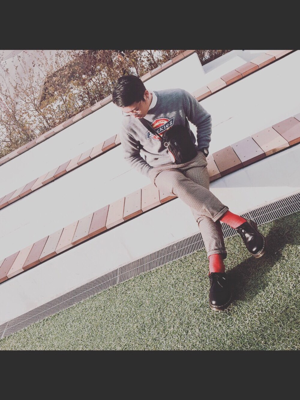 「カジュアル、今日のコーデ、大学生、春、大人カジュアル、ニット、はるコーデ、Dr.Martens、冬、ベージュ」｜「Dickiesのアイテム（ニット/セーター、グレー系）」を使った、🚗ナオキ🚗さん（メンズ・175cm）の春コーディネートの1枚目の写真