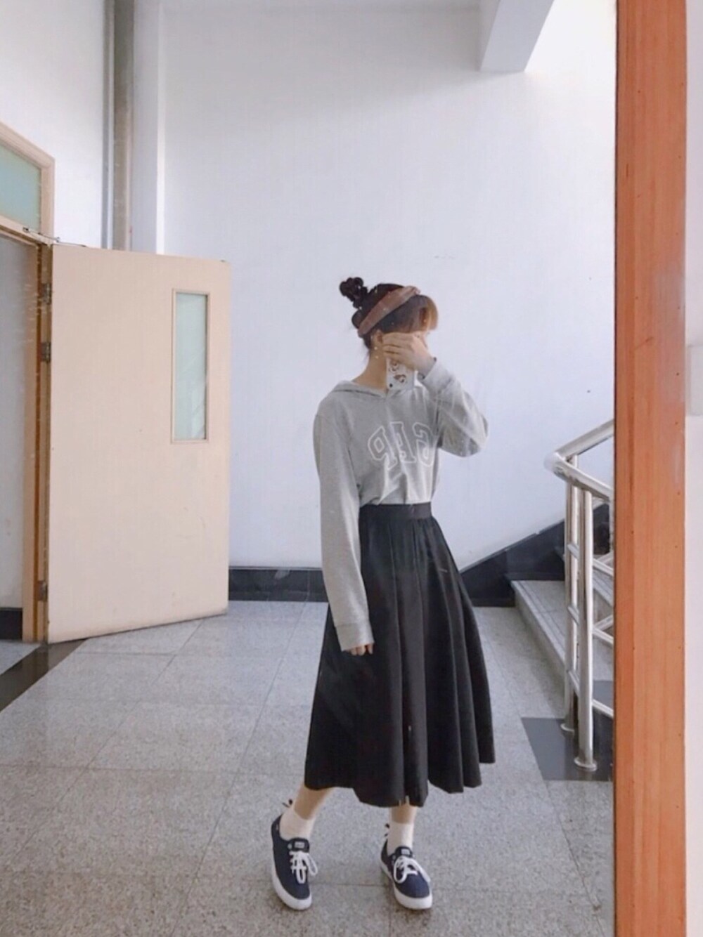 「春、シンプルコーデ、学校、カジュアル、低身長」｜「GAPのアイテム（パーカー、グレー系）」を使った、withchikaさん（レディース・160cm）の春コーディネートの1枚目の写真