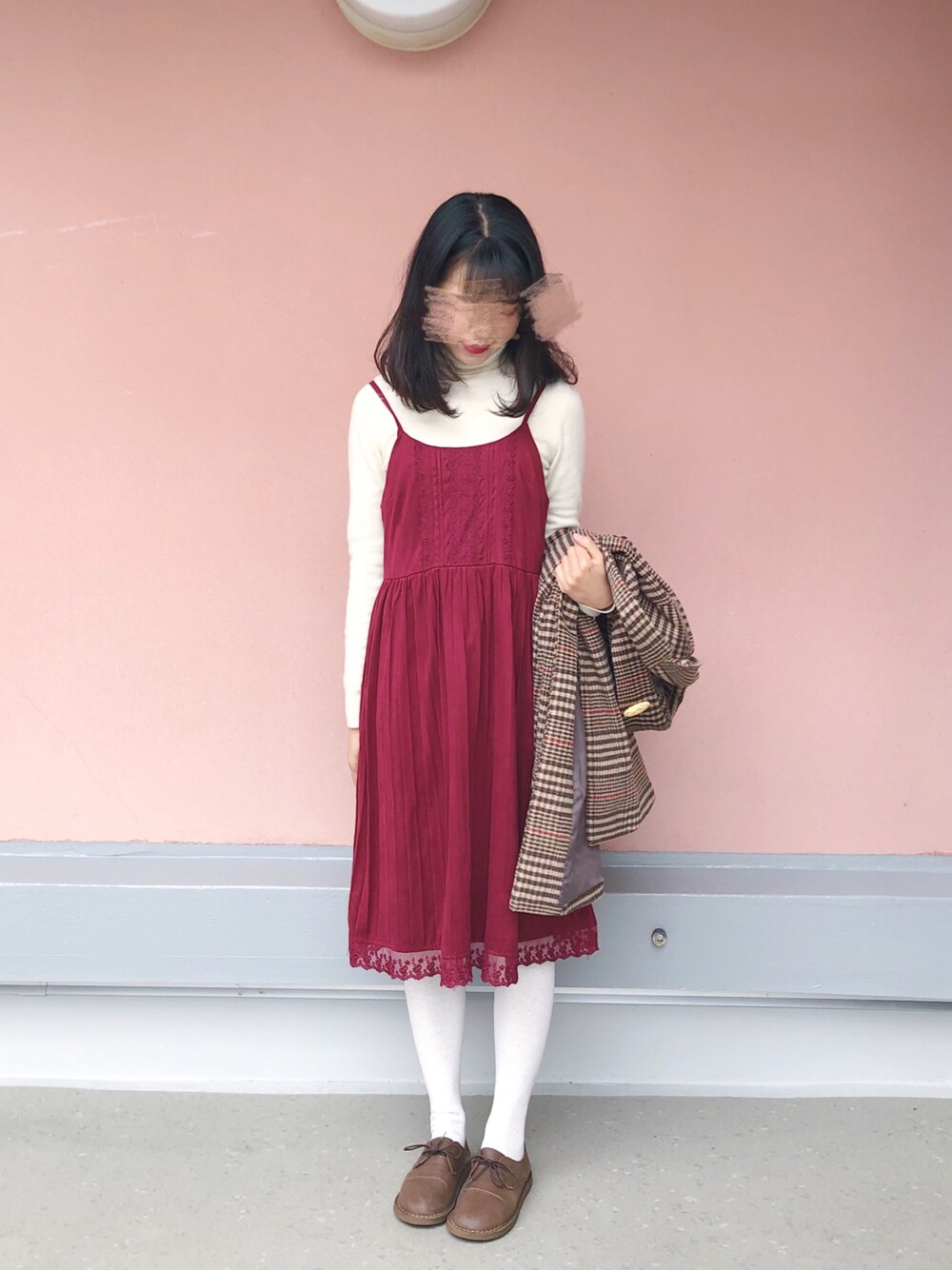 「春コーデ、シンプルコーデ、低身長、ユニクロ、Samansa Mos2、サマンサ モスモス(Samansa Mos2)、axes femme、ワンピース、赤、スカート」｜「Samansa Mos2 blueのチェックコート（ステンカラーコート、ブラウン系）」を使った、withchikaさん（レディース・160cm）の春コーディネートの1枚目の写真