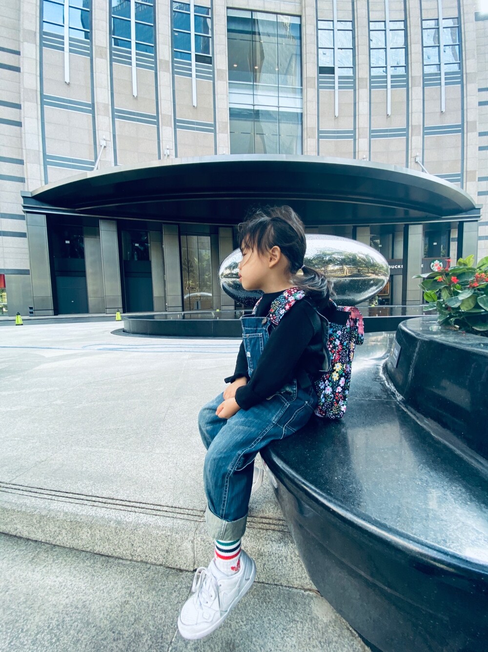「NIKEのアイテム（スニーカー、ホワイト系）」を使った、Kikoさん（キッズ・100cm）の冬コーディネートの1枚目の写真