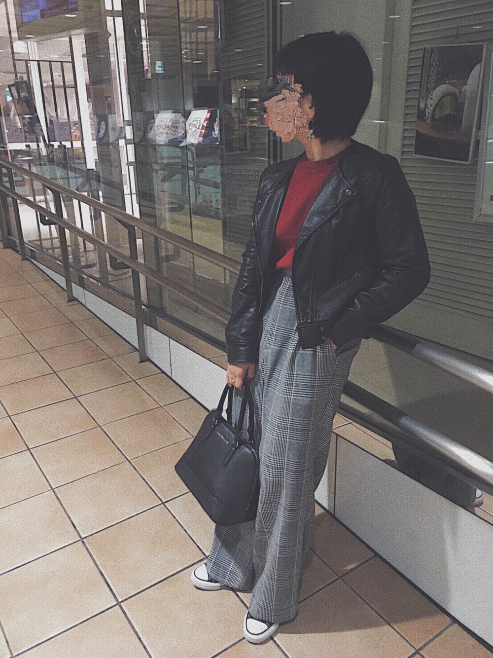 「PAGEBOY、tiptop、グレンチェック、グレンチェック柄パンツ、新宿、ライダース、コンバース、converse」｜「tiptopのアイテム（ライダースジャケット、ブラック系）」を使った、ぺこさん（レディース・153cm）の秋コーディネートの1枚目の写真