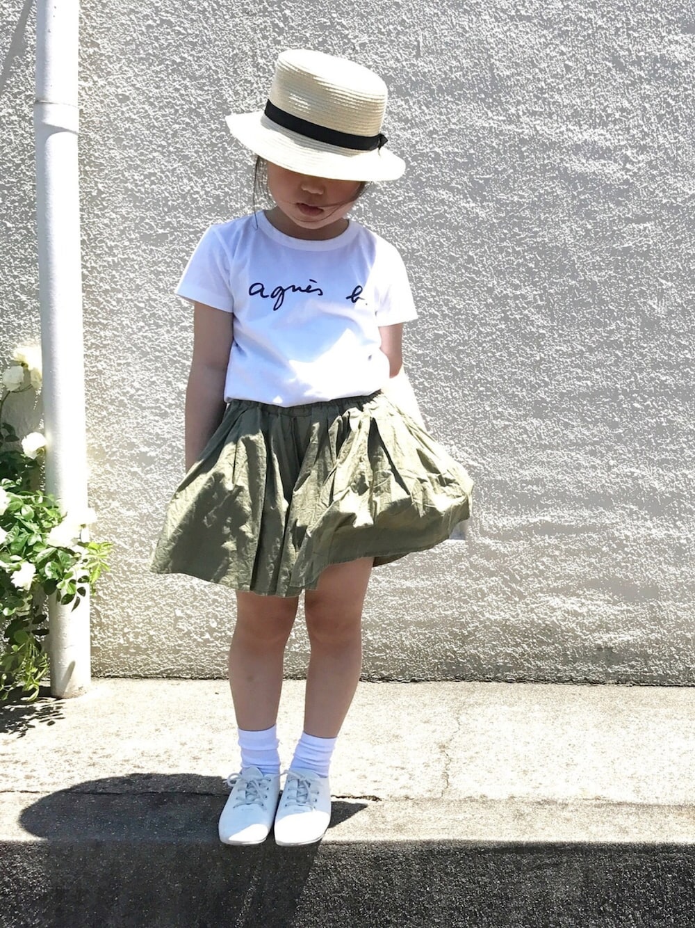 「Tシャツ、ロゴT、アニエスベー、シンプルコーデ、ホワイト、キッズコーデ、女の子」｜「agnes b.のS137 E TS（Tシャツ/カットソー、ホワイト系）」を使った、Rtomoさん（キッズ・120cm）の春コーディネートの1枚目の写真