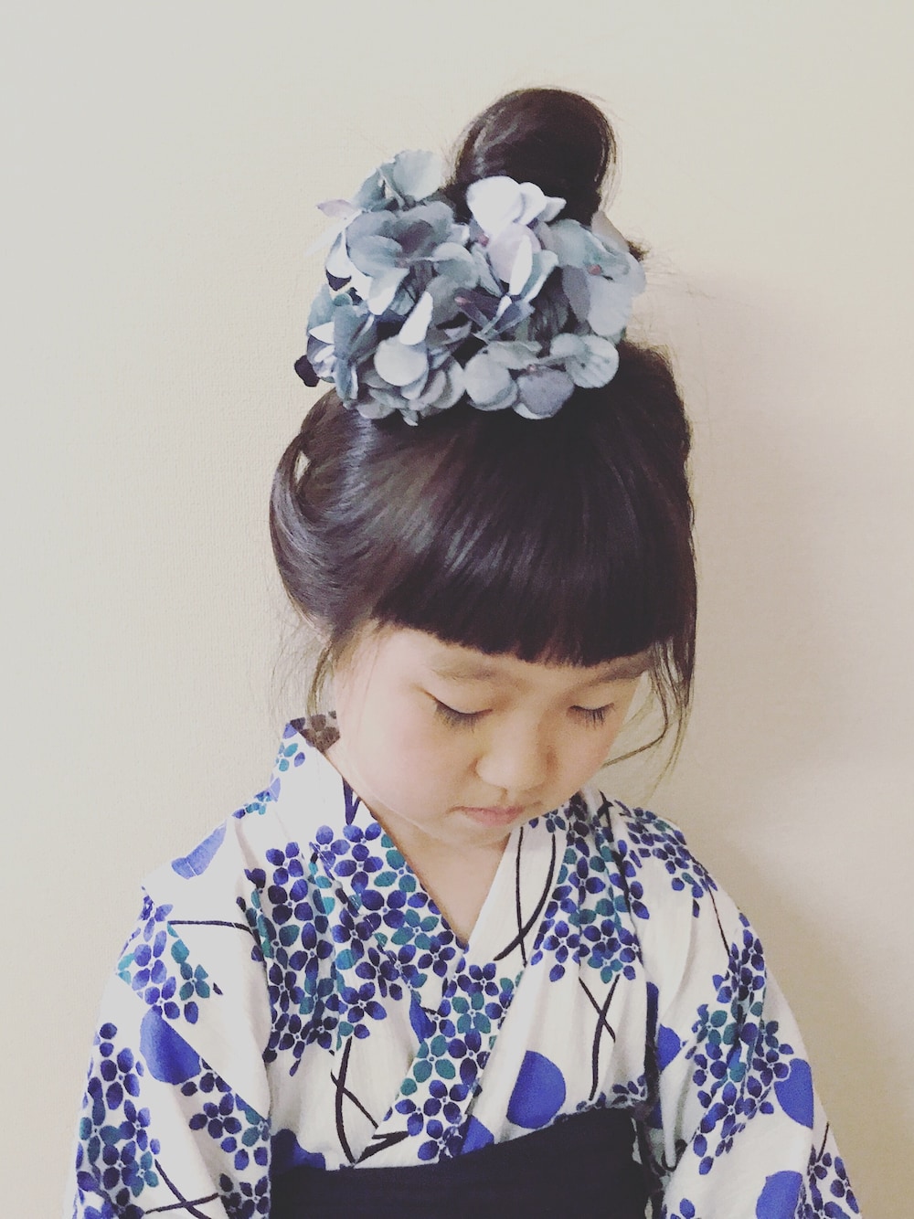 「キッズファッション、夏コーデ、浴衣、おんなのこ」｜「petit mainのあじさい柄浴衣（浴衣、ホワイト系）」を使った、Rtomoさん（キッズ・120cm）の夏コーディネートの1枚目の写真