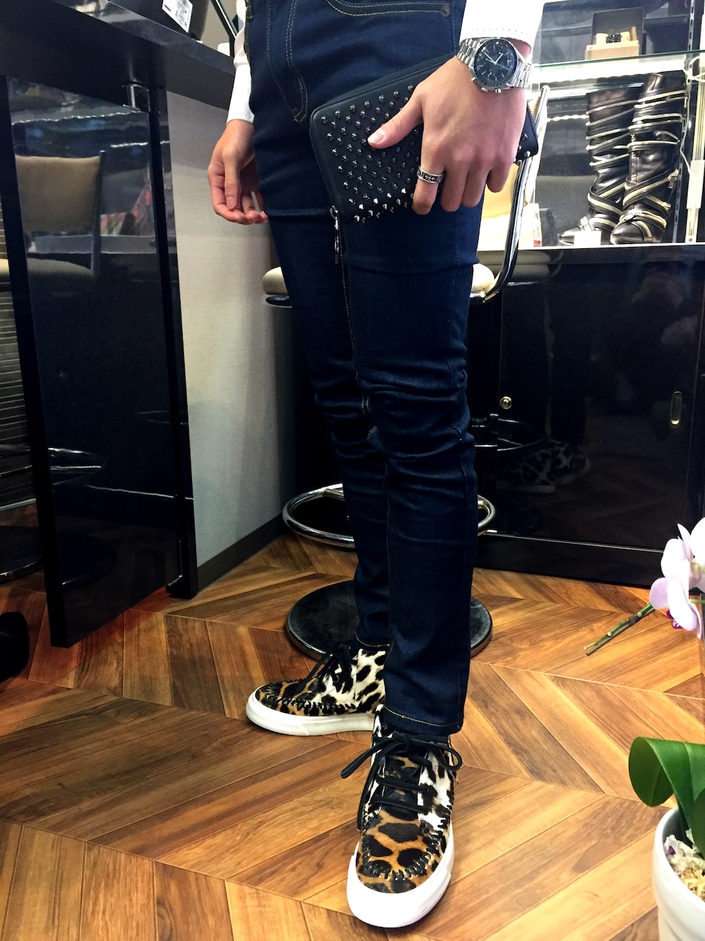「スニーカー、スキニーデニム、スタッズ、財布、時計、シンプル」｜「SAINT LAURENT PARISのSAINT LAURENT スキニーデニムパンツ（デニムパンツ、ブルー系）」を使った、WTIMESさん（メンズ・173cm）の冬コーディネートの1枚目の写真