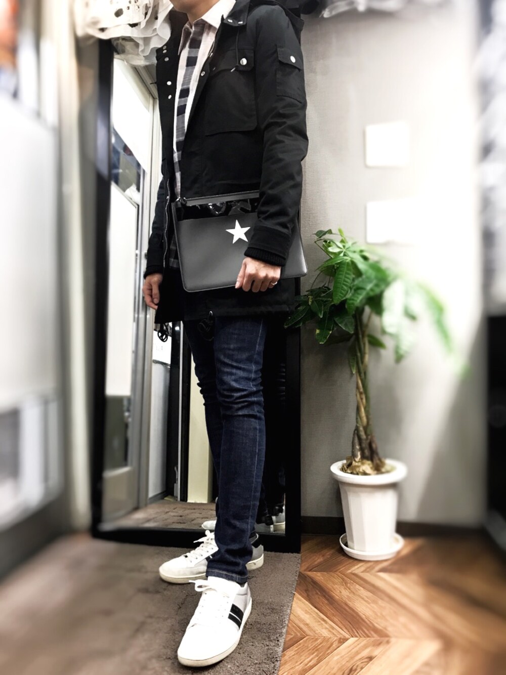 「GIVENCHY、Dior HOMME、Saint Laurent、saint laurent paris、スキニーデニム、ミリタリージャケット、チェックシャツ、大人カジュアル、休日スタイル、WTIMES」｜「SAINT LAURENT PARISのアイテム（スニーカー、ホワイト系）」を使った、WTIMESさん（メンズ・173cm）の冬コーディネートの1枚目の写真