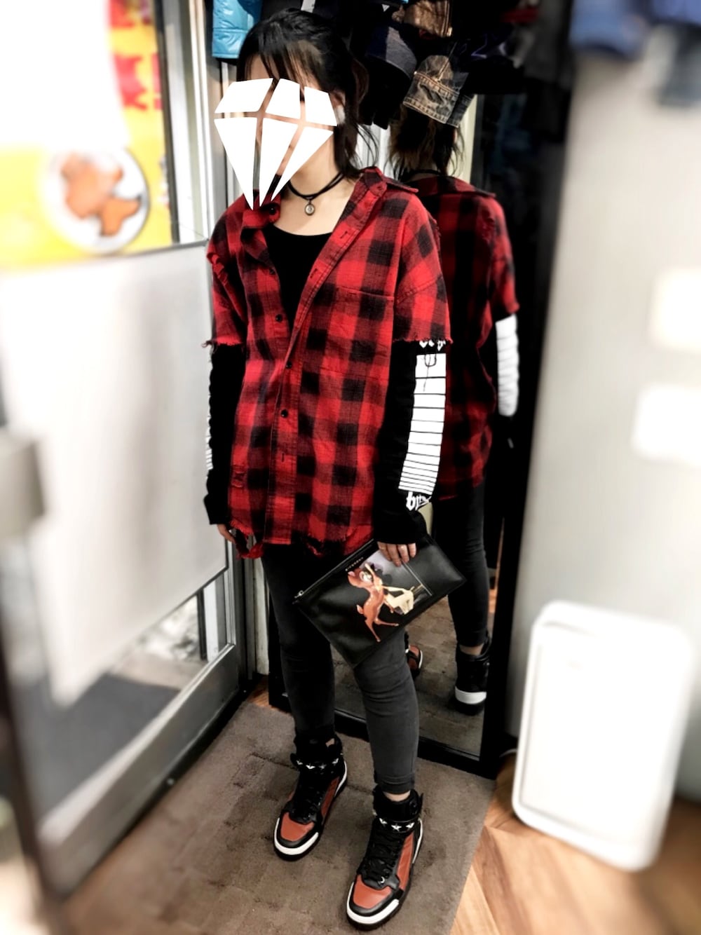 「BVLGARI、AHKAH(AHKAH)、GIVENCHY、ブルガリ、ジバンシィ、アーカー(AHKAH)、チェックシャツ、ストリート、おしゃれさんと繋がりたい、WTIMES」｜「GIVENCHYのアイテム（クラッチバッグ、ブラック系）」を使った、WTIMESさん（レディース・165cm）の冬コーディネートの1枚目の写真