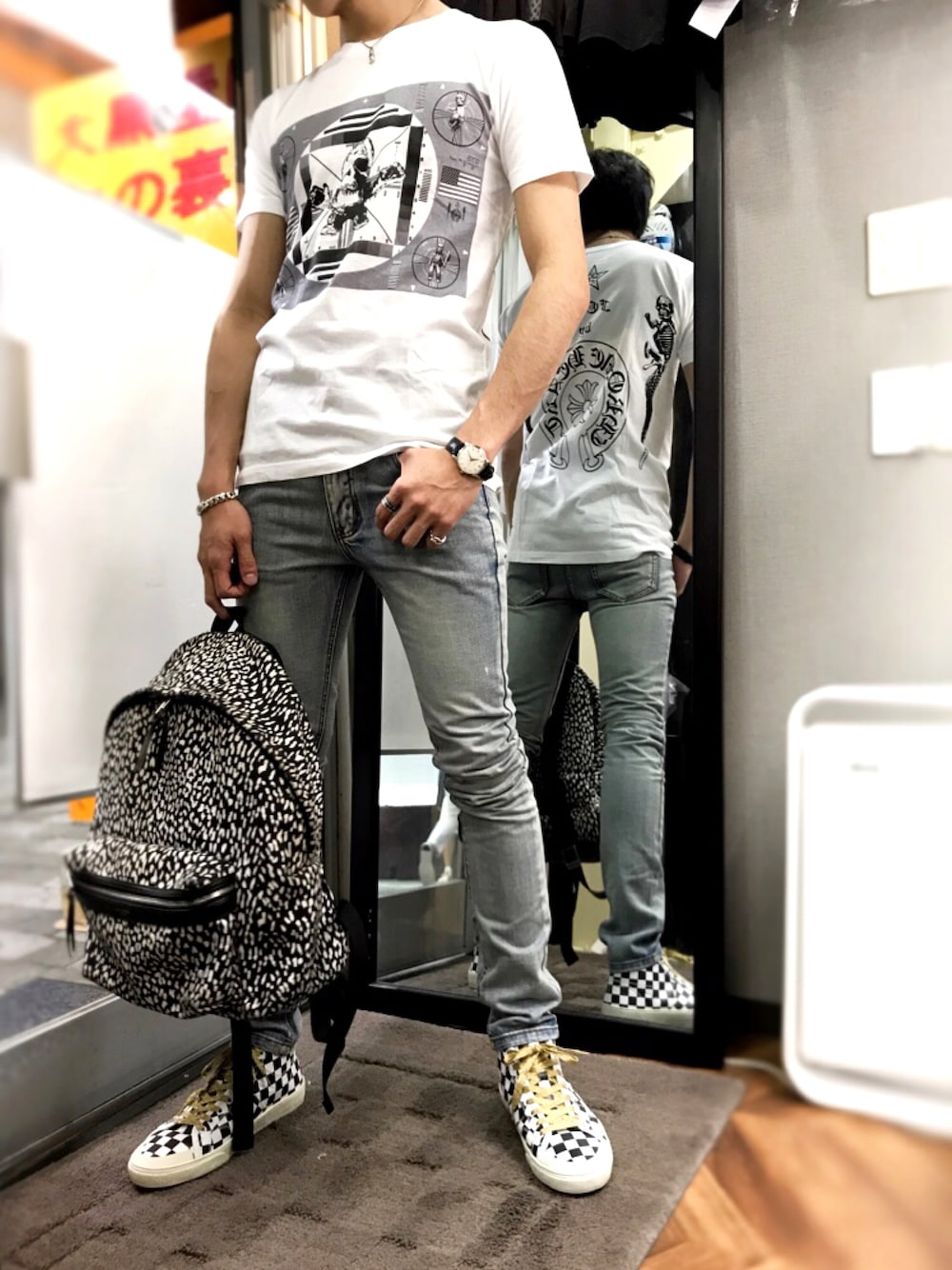 その他のスニーカー、ホワイト系のTシャツ/カットソー、その他のバックパック/リュックを着用したメンズの春コーディネートの1枚目の写真